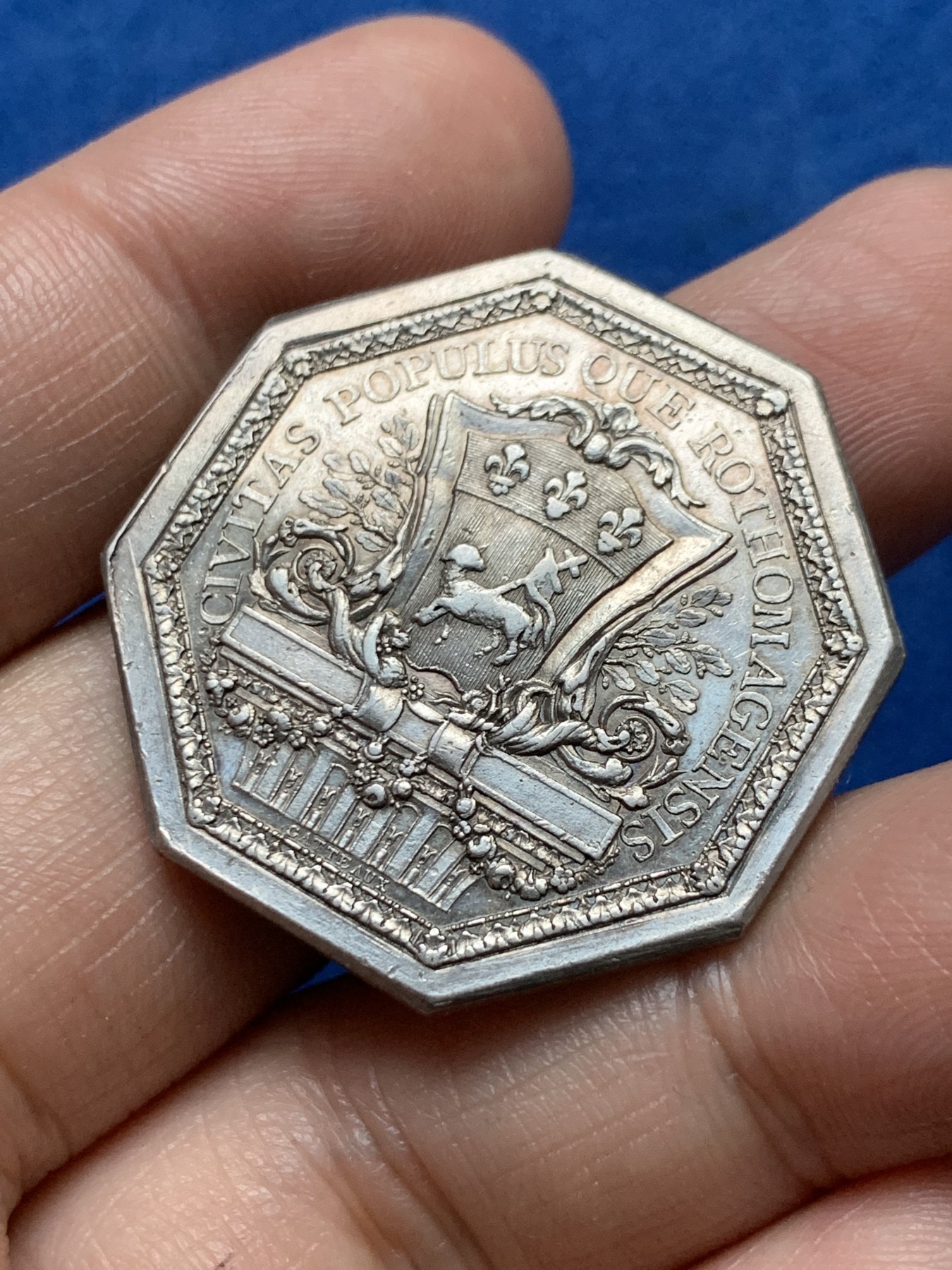 《竞宝斋》第262场-周日，周一，周二 3场连拍 (全场包邮) 法国路易十六时期鲁昂城市八角银质代币，17.49g，34mm，早期无边铭