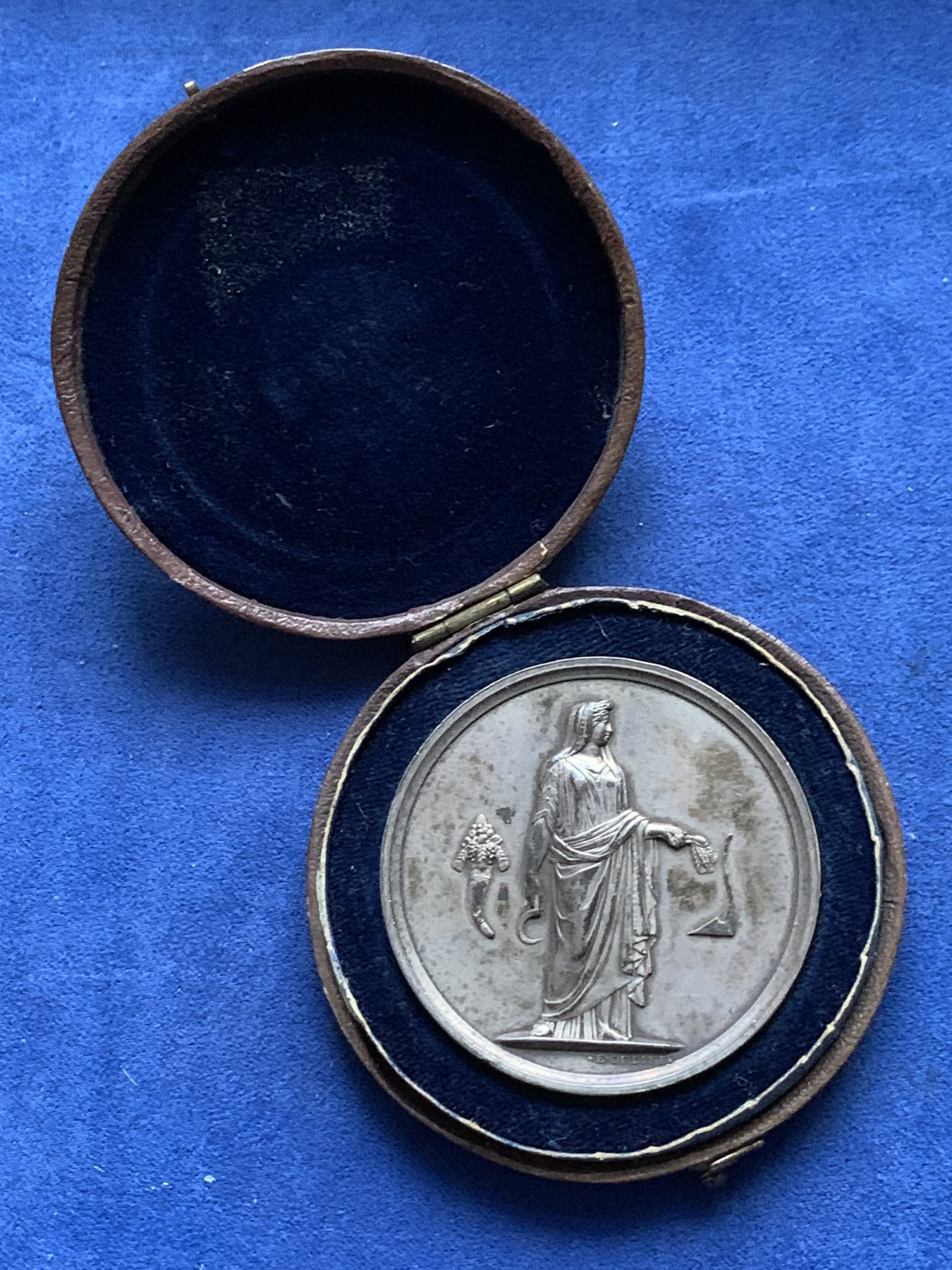 《竞宝斋》第262场-周日，周一，周二 3场连拍 (全场包邮) 法国农业展纪念银币，65.01g，50.2mm，1842-1845年船首边铭，带原盒，有轻磕