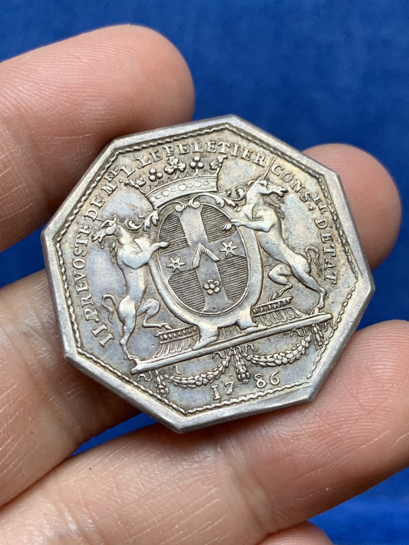 《竞宝斋》第262场-周日，周一，周二 3场连拍 (全场包邮) 法国1786年巴黎市政厅八角银质代币，代币吉祥寓意的独角兽，14.71g，33.8mm，早期无边铭