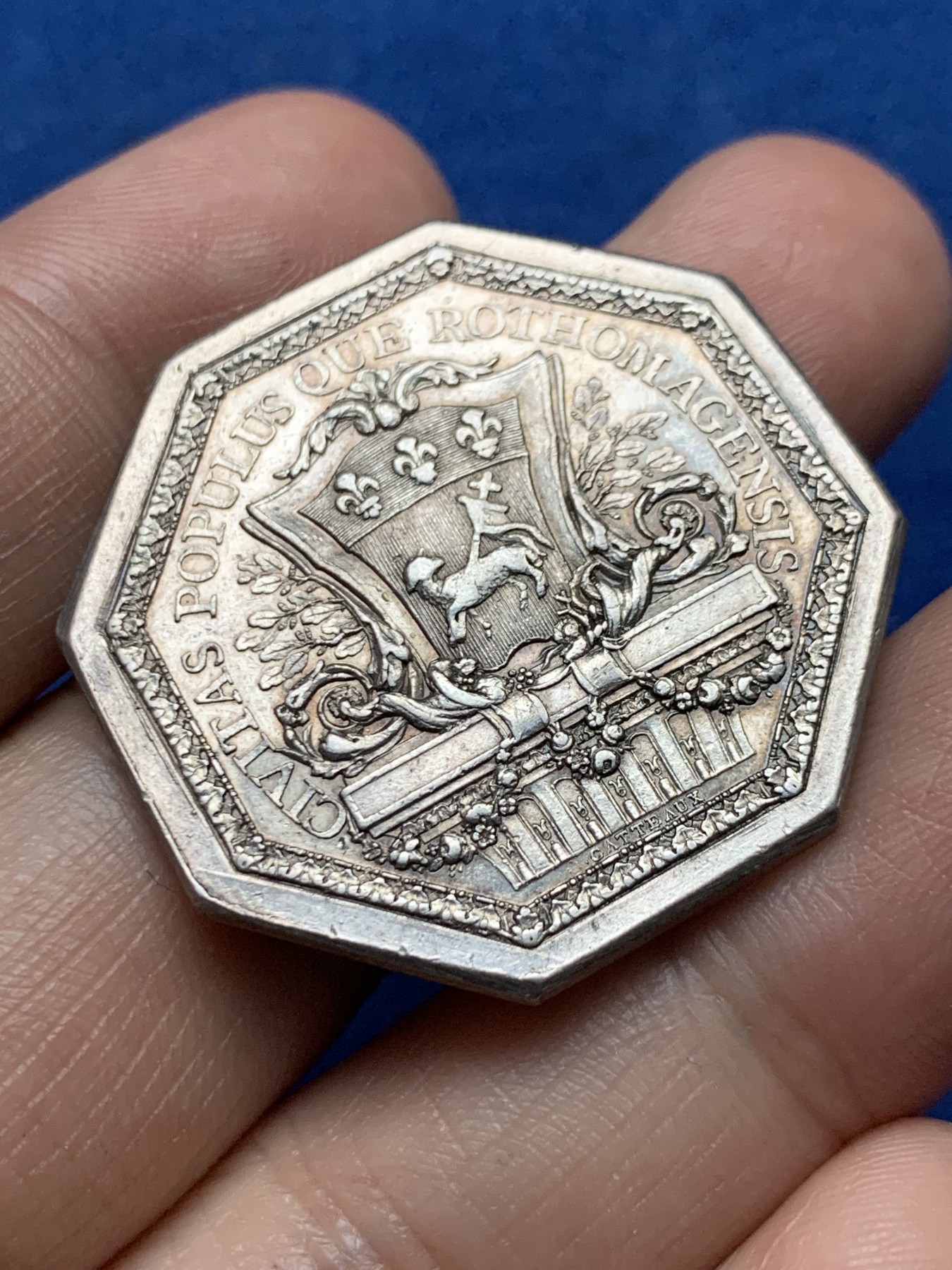 《竞宝斋》第262场-周日，周一，周二 3场连拍 (全场包邮) 法国路易十六时期鲁昂城市八角银质代币，17.49g，34mm，早期无边铭