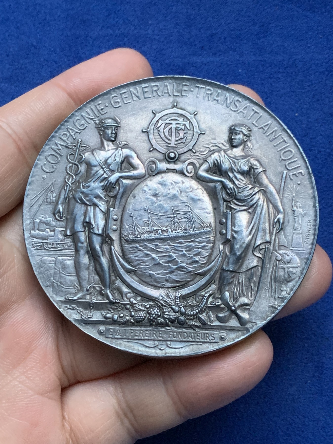 《竞宝斋》第262场-周日，周一，周二 3场连拍 (全场包邮) 法国跨大西洋运输公司银章，航海和商业之神围绕着椭圆的船，女神后面是连接大西洋彼岸的纽约自由女神，165.35g，68mm，边铭：密涅瓦厂标+ARGENT，含银95%