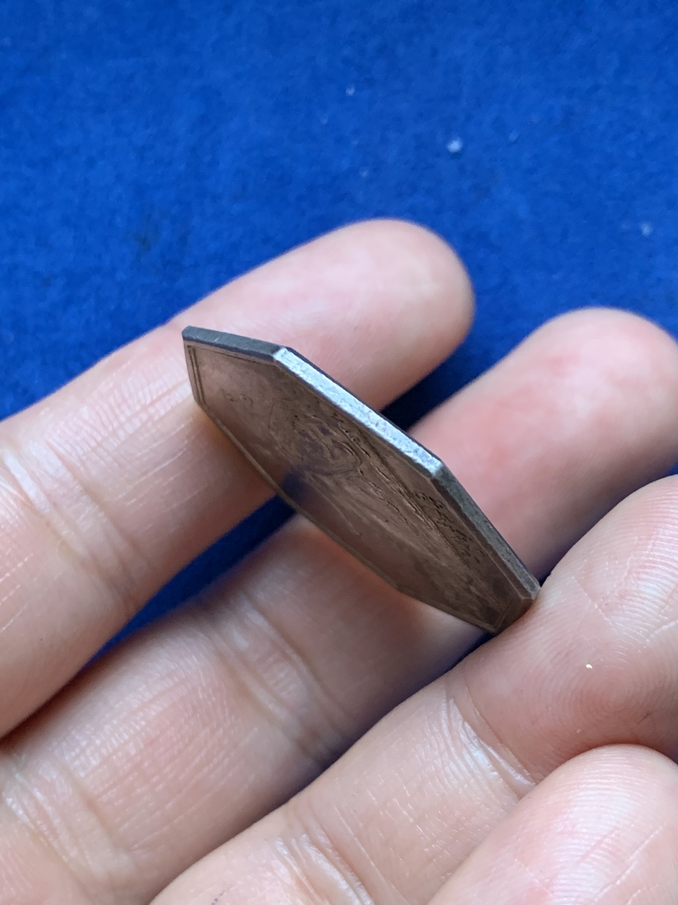 《竞宝斋》第262场-周日，周一，周二 3场连拍 (全场包邮) 法国1763年八角代用银币，带有巴黎教务长庞卡雷的纹章，背后建筑罗浮宫和巴黎圣母院，13.45g，32.2mm，早期无边铭