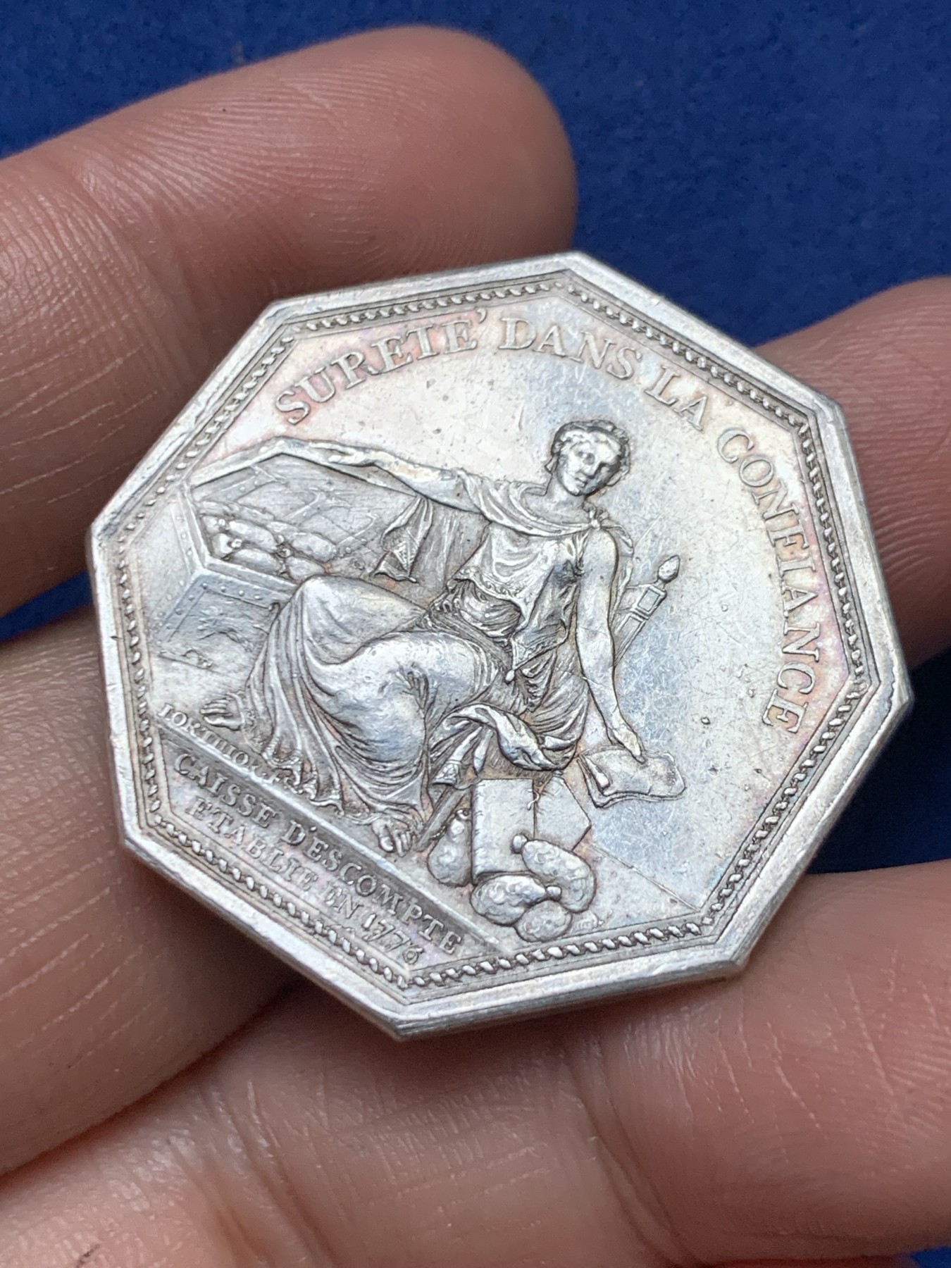 《竞宝斋》第262场-周日，周一，周二 3场连拍 (全场包邮) 法国JETON银质八角，1776年巴黎储蓄银行，直径34.5毫米 重量19.52克，边铭：早期光边原铸