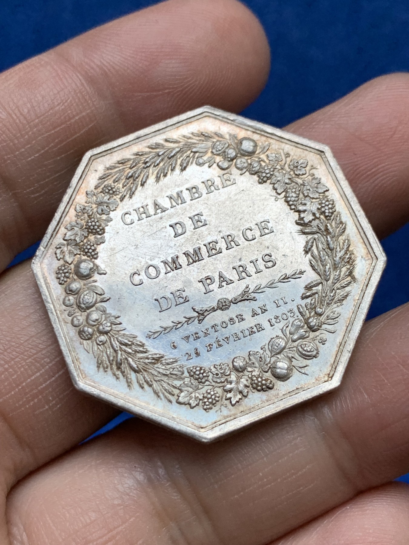 《竞宝斋》第262场-周日，周一，周二 3场连拍 (全场包邮) 法国1803年巴黎商会八角代用币银章，直径35.9mm，重17.80g，早期光边原铸