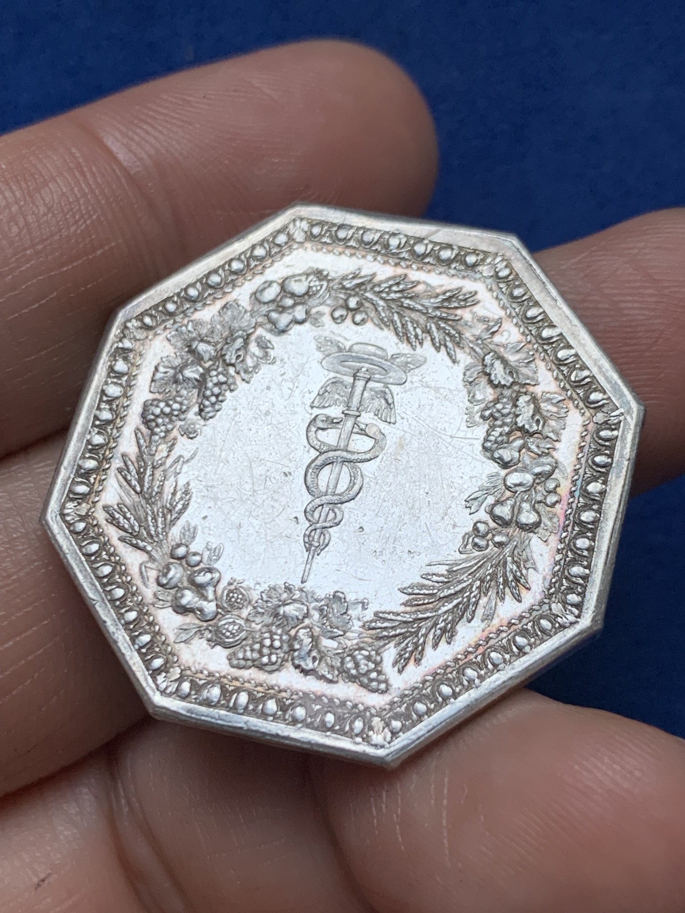 《竞宝斋》第262场-周日，周一，周二 3场连拍 (全场包邮) 法国JETON银质八角，1776年巴黎储蓄银行，直径34.5毫米 重量19.52克，边铭：早期光边原铸