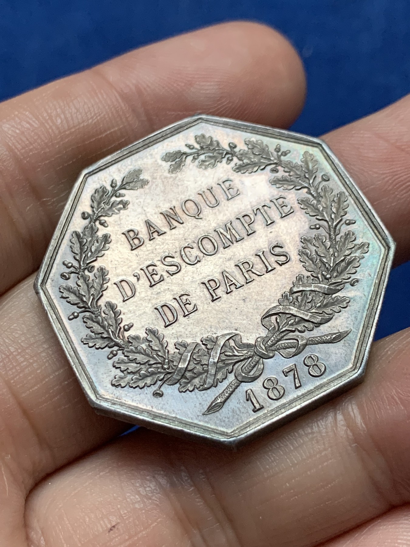 《竞宝斋》第262场-周日，周一，周二 3场连拍 (全场包邮) 法国巴黎贴现银行八角银质代币，厚重，状态极好，23.95g，35.8mm，丰饶角边铭