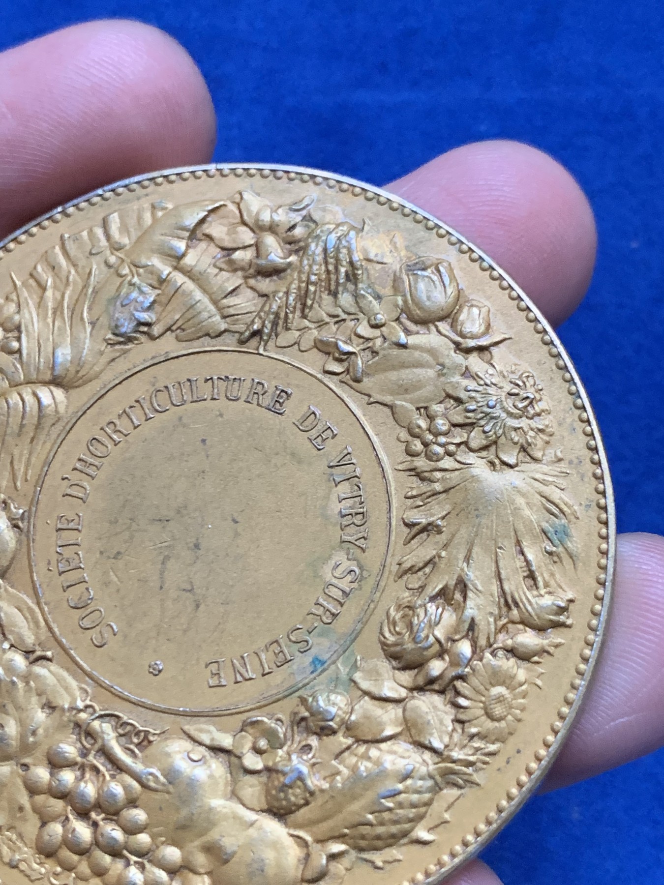 《竞宝斋》第262场-周日，周一，周二 3场连拍 (全场包邮) 法国塞纳河畔维特里园艺协会鎏金银章，86.29g，57.4m，丰饶角边铭