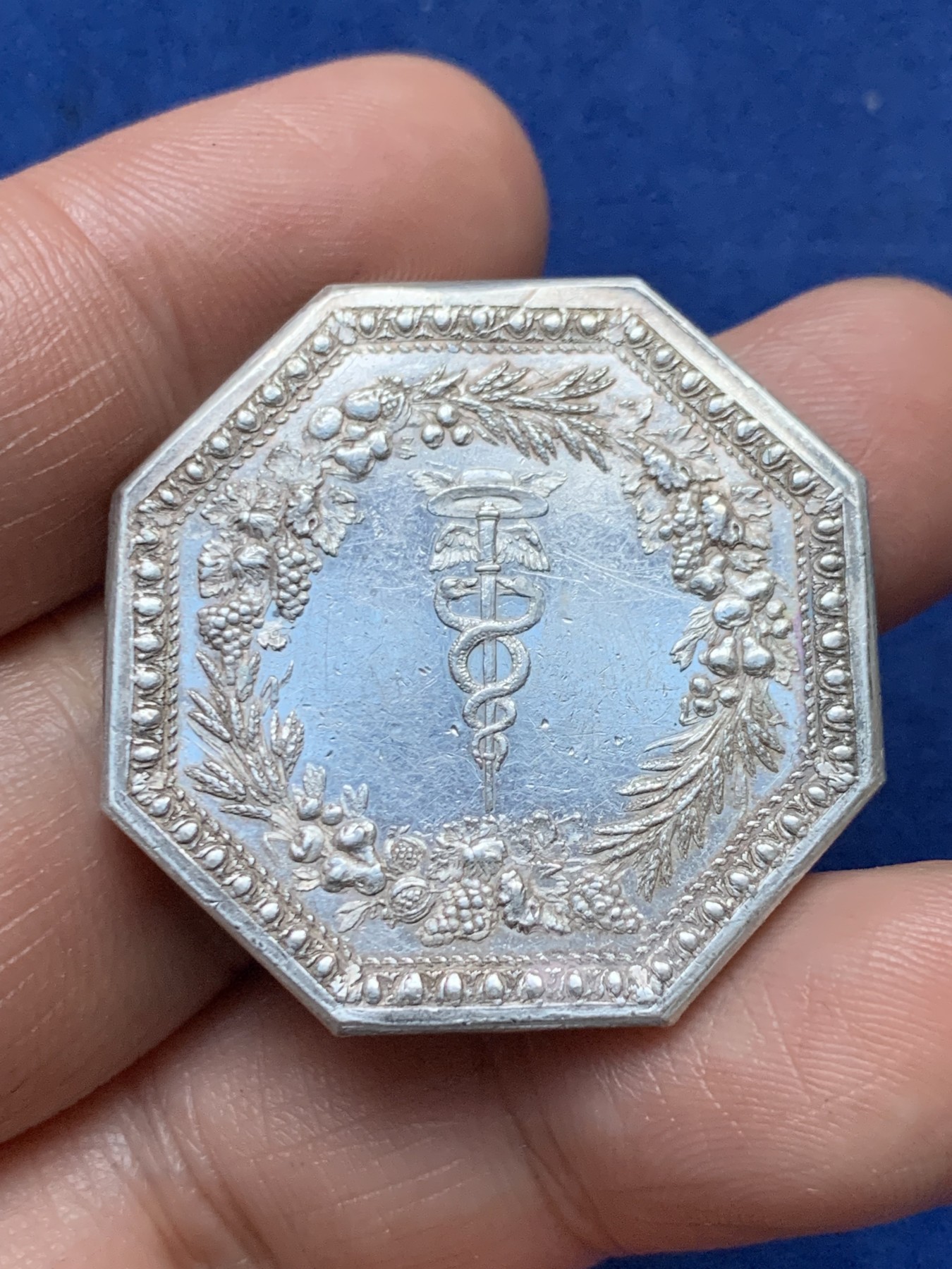 《竞宝斋》第262场-周日，周一，周二 3场连拍 (全场包邮) 法国JETON银质八角，1776年巴黎储蓄银行，直径34.5毫米 重量19.52克，边铭：早期光边原铸