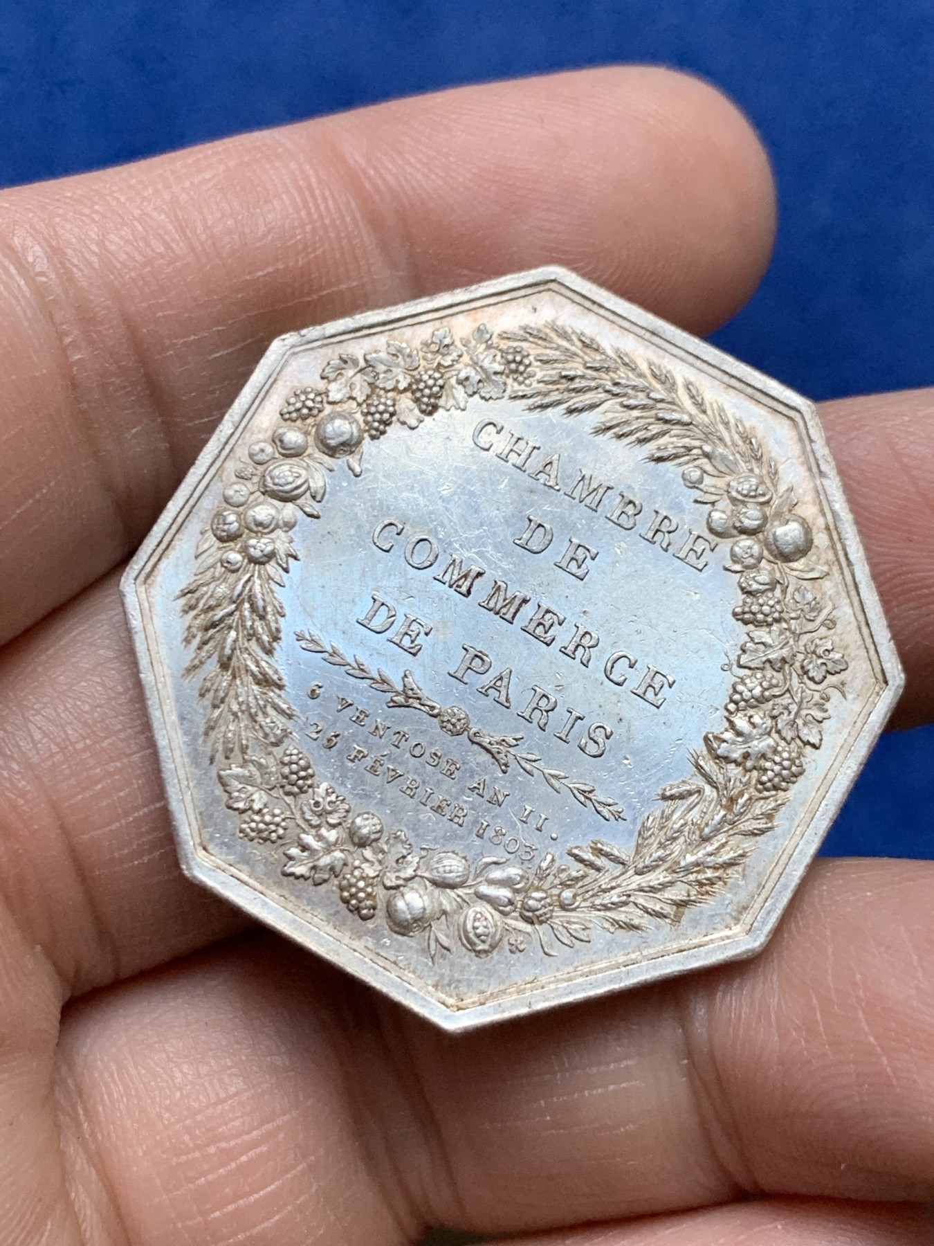 《竞宝斋》第262场-周日，周一，周二 3场连拍 (全场包邮) 法国1803年巴黎商会八角代用币银章，直径35.9mm，重17.80g，早期光边原铸