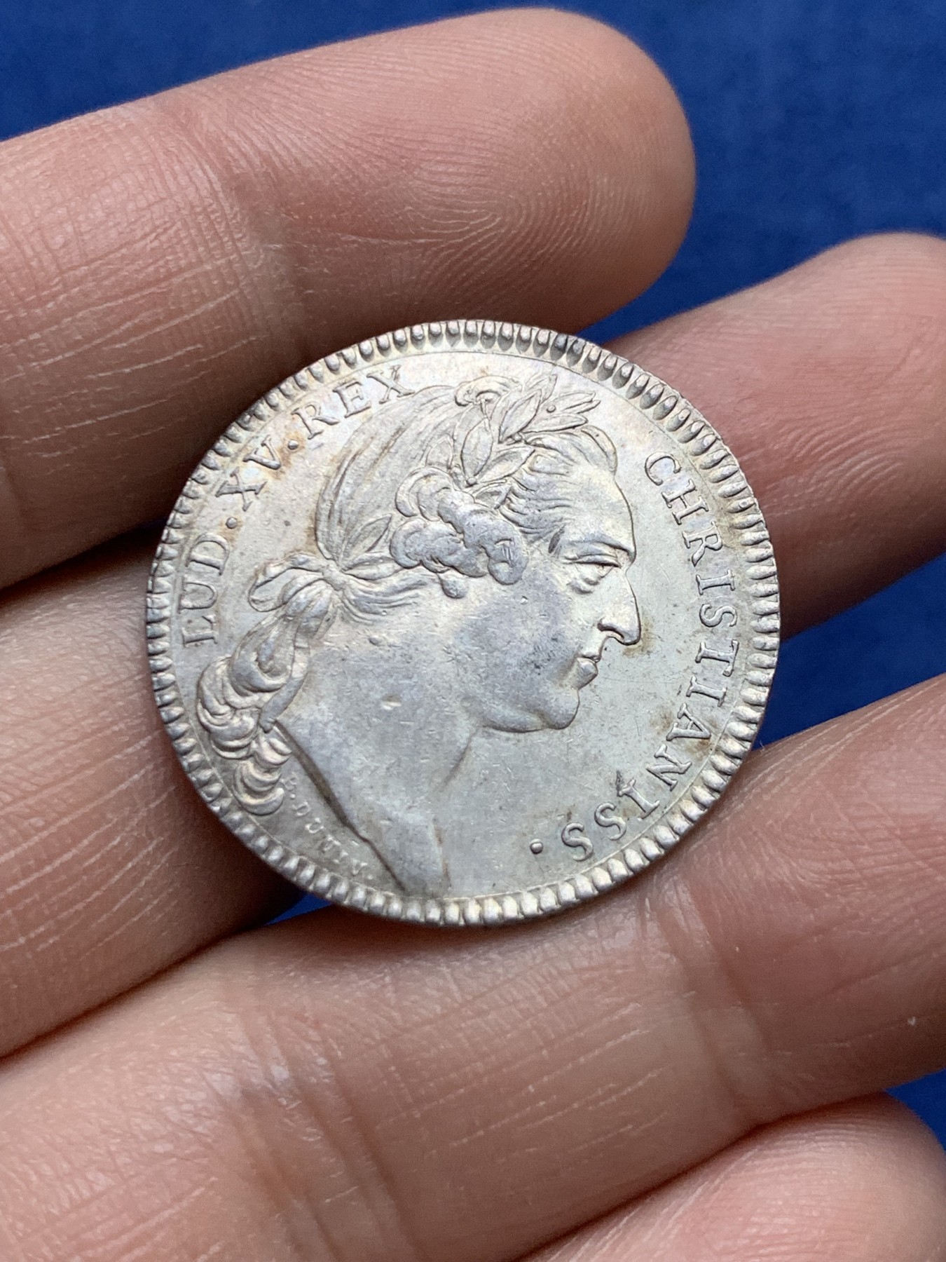 《竞宝斋》第262场-周日，周一，周二 3场连拍 (全场包邮) 法国1771年路易十五非凡战争银质代用币，用于一次性战役和军队的资金，7.11g，28.5mm