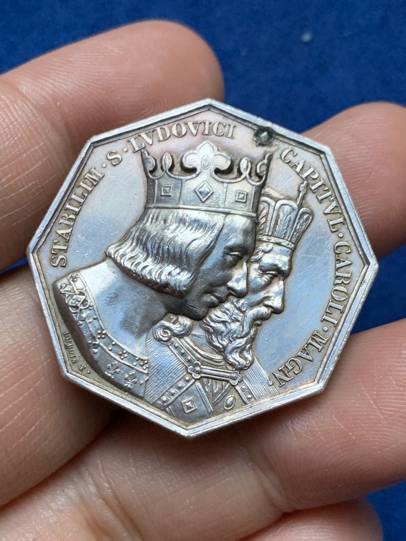 《竞宝斋》第262场-周日，周一，周二 3场连拍 (全场包邮) 法国勒阿弗尔公证人八角银质代币，查理曼与圣路易，21.02g，33.8mm，手指边铭，打孔后填补