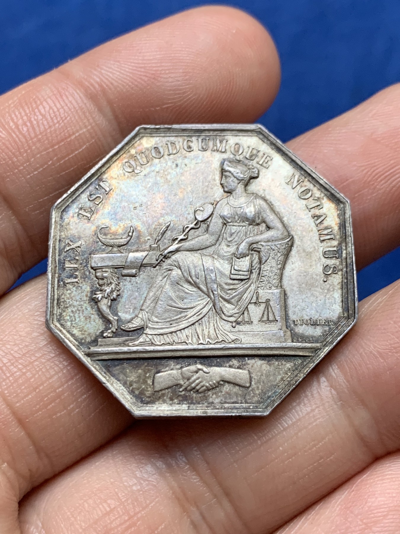 《竞宝斋》第262场-周日，周一，周二 3场连拍 (全场包邮) 法国波尔多公证人JETON银质八角，直径33.5毫米 重量17.43克，边铭：1845-1860手指