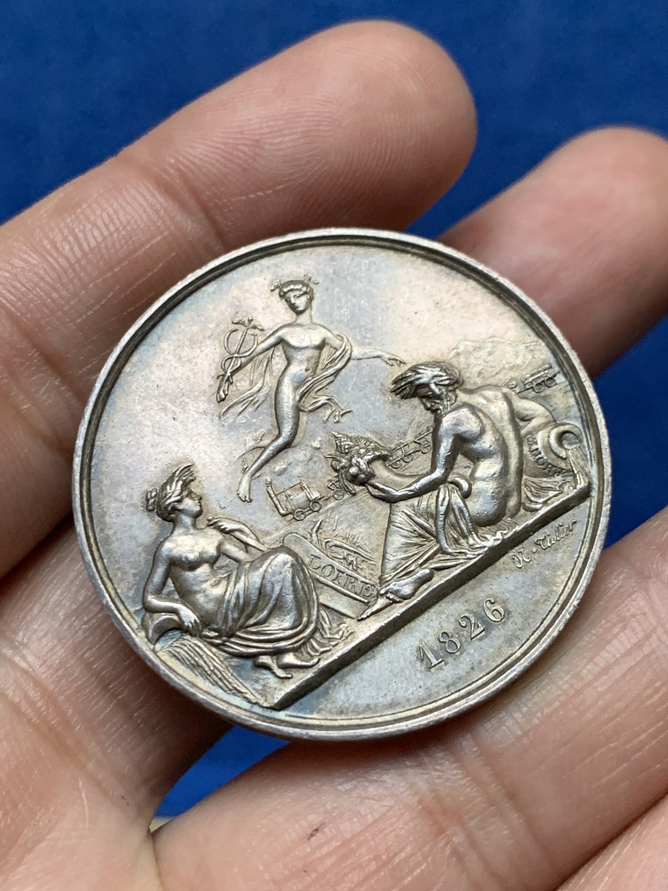 《竞宝斋》第262场-周日，周一，周二 3场连拍 (全场包邮) 法国银质代币，纪念1826年从圣艾蒂安到里昂的铁路，卢瓦尔河与罗纳河河神的上方是商业之神墨丘利，似乎是印证“要致富先修路”，19.80g，36.4mm，油灯边铭