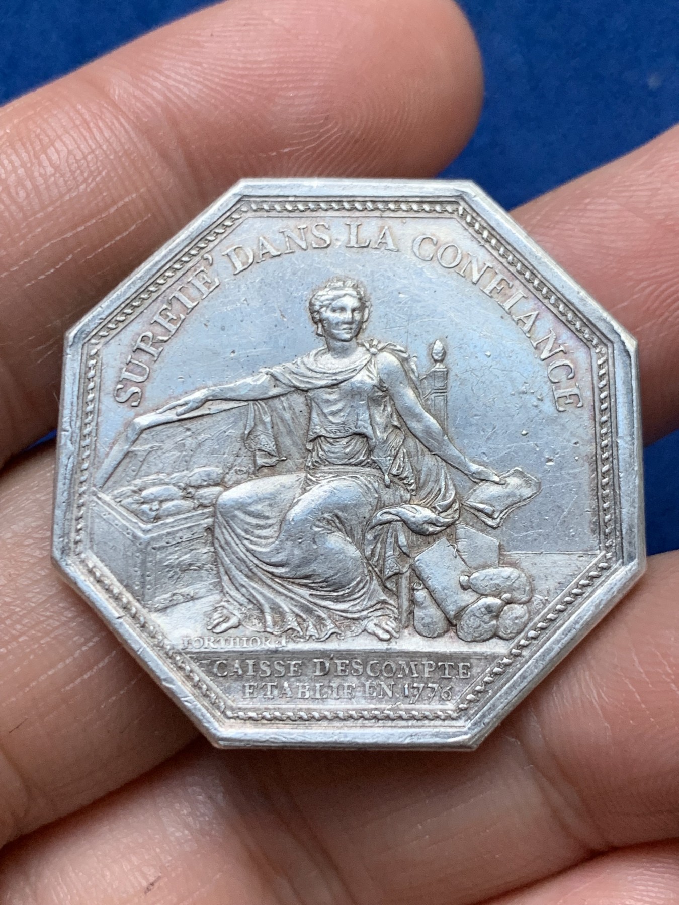 《竞宝斋》第262场-周日，周一，周二 3场连拍 (全场包邮) 法国JETON银质八角，1776年巴黎储蓄银行，直径34.5毫米 重量19.52克，边铭：早期光边原铸