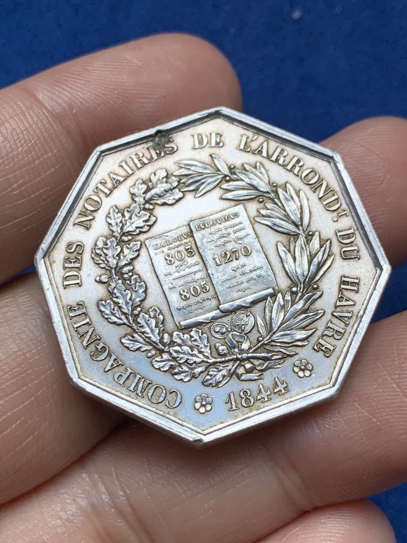 《竞宝斋》第262场-周日，周一，周二 3场连拍 (全场包邮) 法国勒阿弗尔公证人八角银质代币，查理曼与圣路易，21.02g，33.8mm，手指边铭，打孔后填补