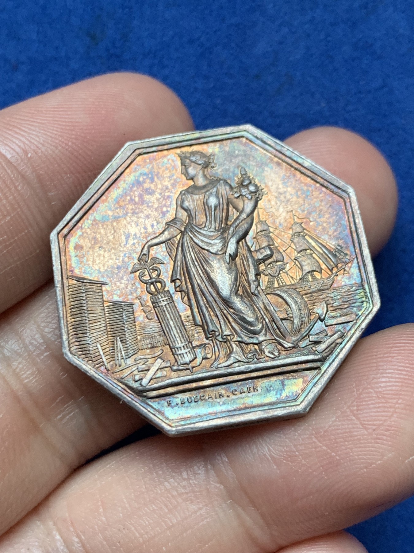 《竞宝斋》第262场-周日，周一，周二 3场连拍 (全场包邮) 法国诺曼底卡昂北部商船公司八角银质代币，14.49g，30.8mm，手指边铭，首见品种