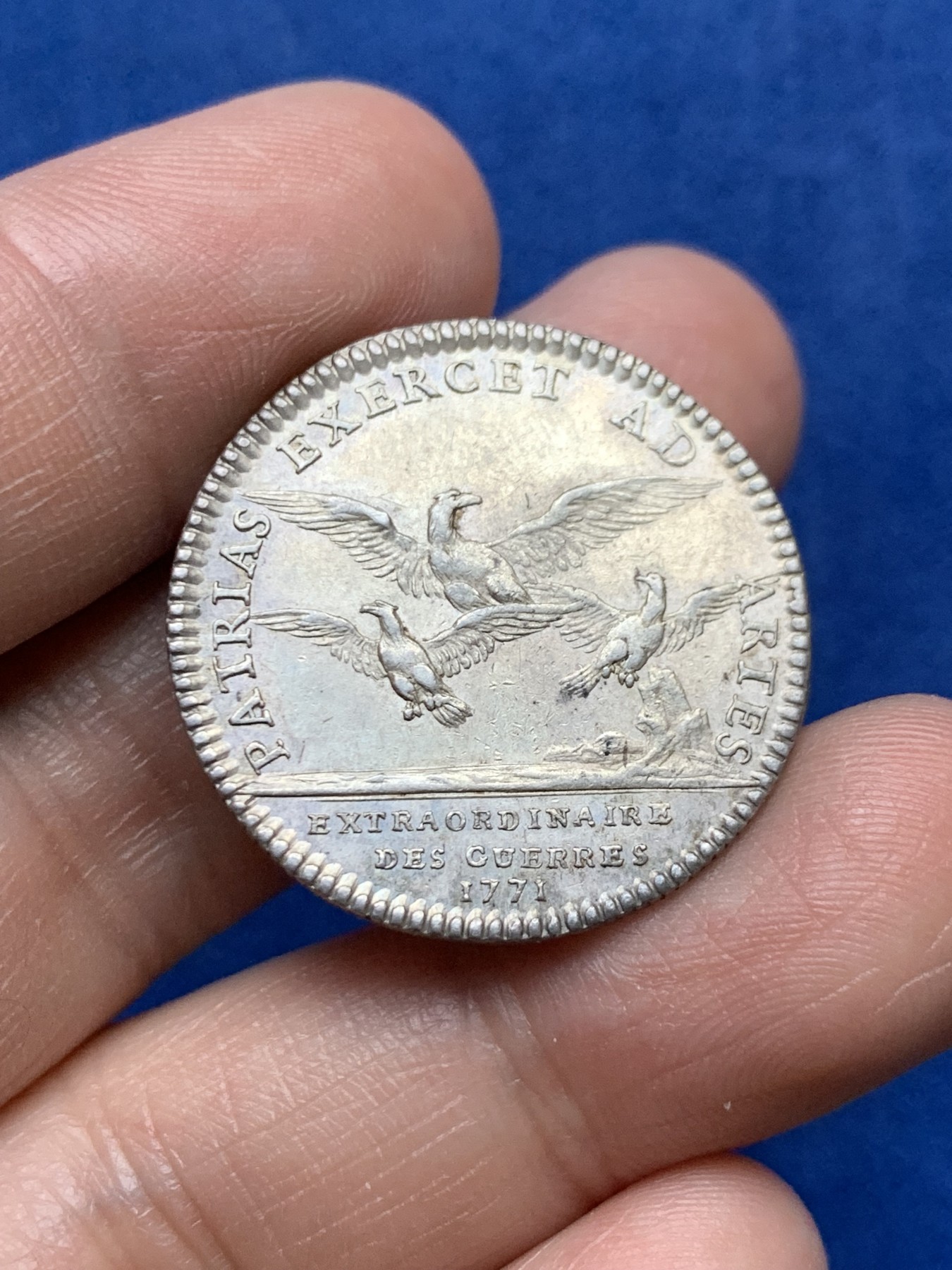 《竞宝斋》第262场-周日，周一，周二 3场连拍 (全场包邮) 法国1771年路易十五非凡战争银质代用币，用于一次性战役和军队的资金，7.11g，28.5mm
