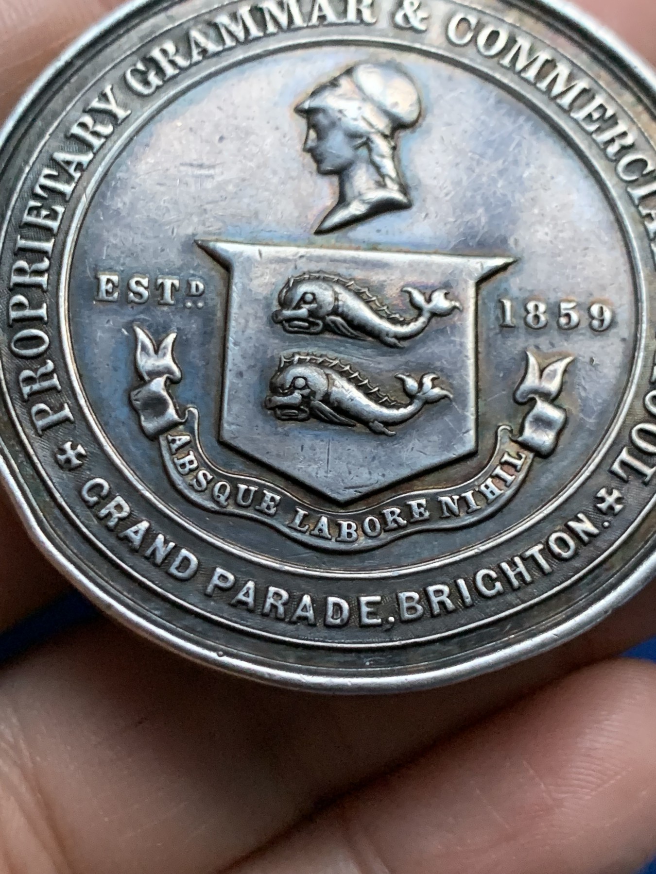 《竞宝斋》第262场-周日，周一，周二 3场连拍 (全场包邮) 英国1869年布莱顿专有语法和商业学校银质奖章，58.93g，51.2mm，磕碰