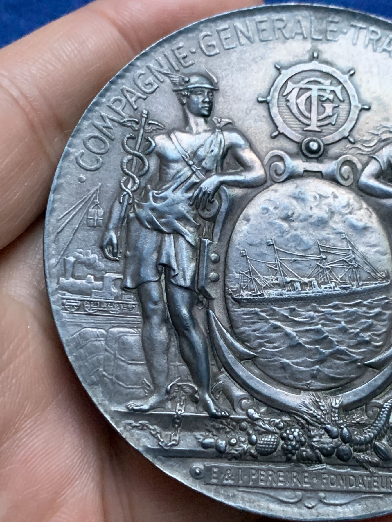 《竞宝斋》第262场-周日，周一，周二 3场连拍 (全场包邮) 法国跨大西洋运输公司银章，航海和商业之神围绕着椭圆的船，女神后面是连接大西洋彼岸的纽约自由女神，165.35g，68mm，边铭：密涅瓦厂标+ARGENT，含银95%
