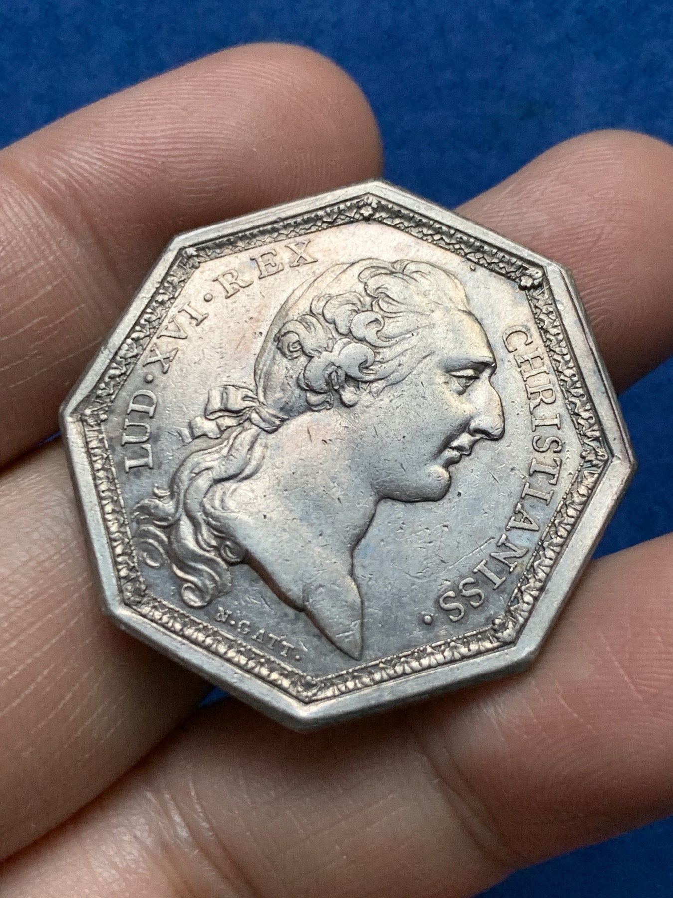 《竞宝斋》第262场-周日，周一，周二 3场连拍 (全场包邮) 法国路易十六时期鲁昂城市八角银质代币，17.49g，34mm，早期无边铭