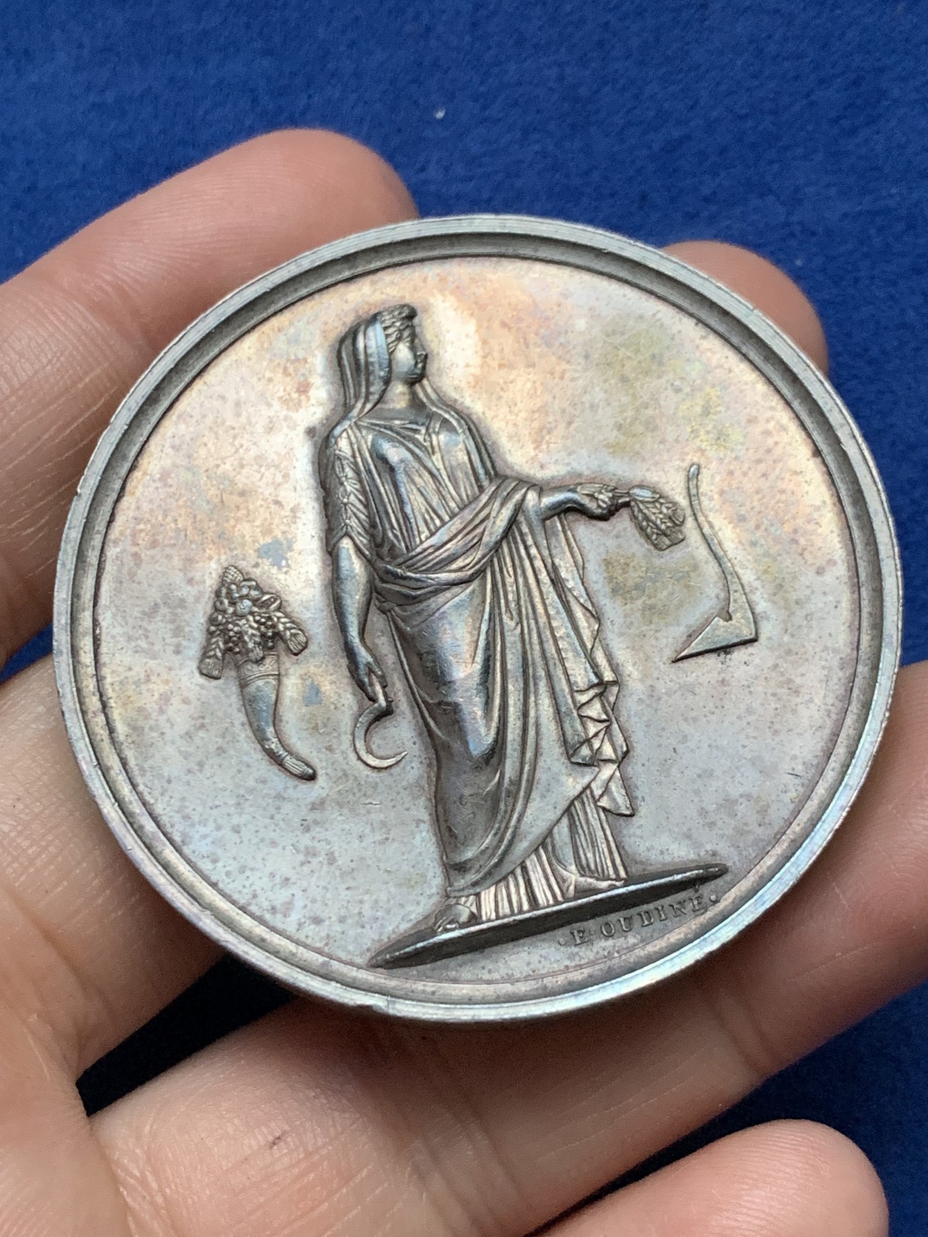 《竞宝斋》第262场-周日，周一，周二 3场连拍 (全场包邮) 法国农业展纪念银币，65.01g，50.2mm，1842-1845年船首边铭，带原盒，有轻磕