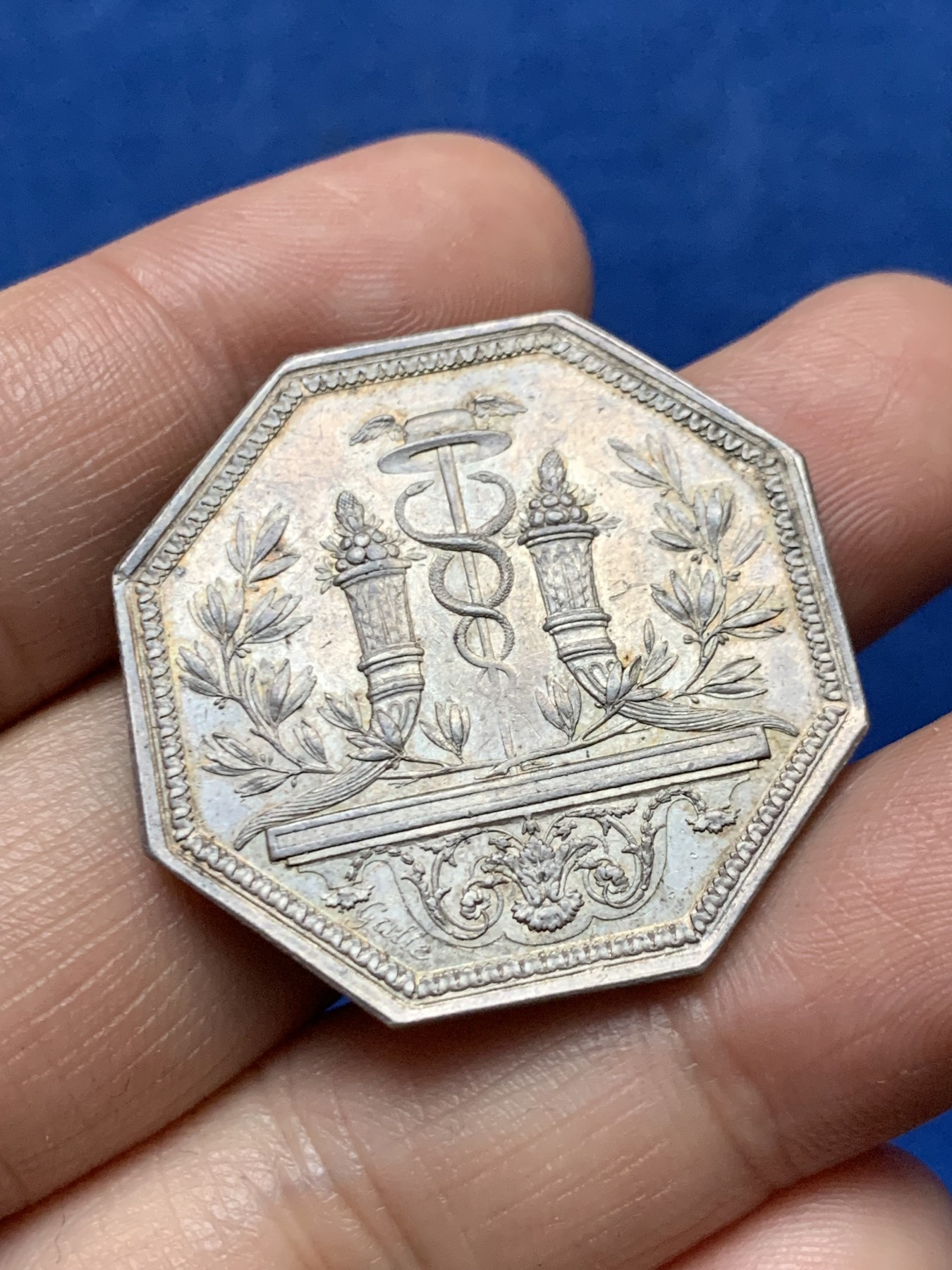 《竞宝斋》第262场-周日，周一，周二 3场连拍 (全场包邮) 法国巴黎贴现银行八角银章，14.53g，33.7mm，早期无边铭