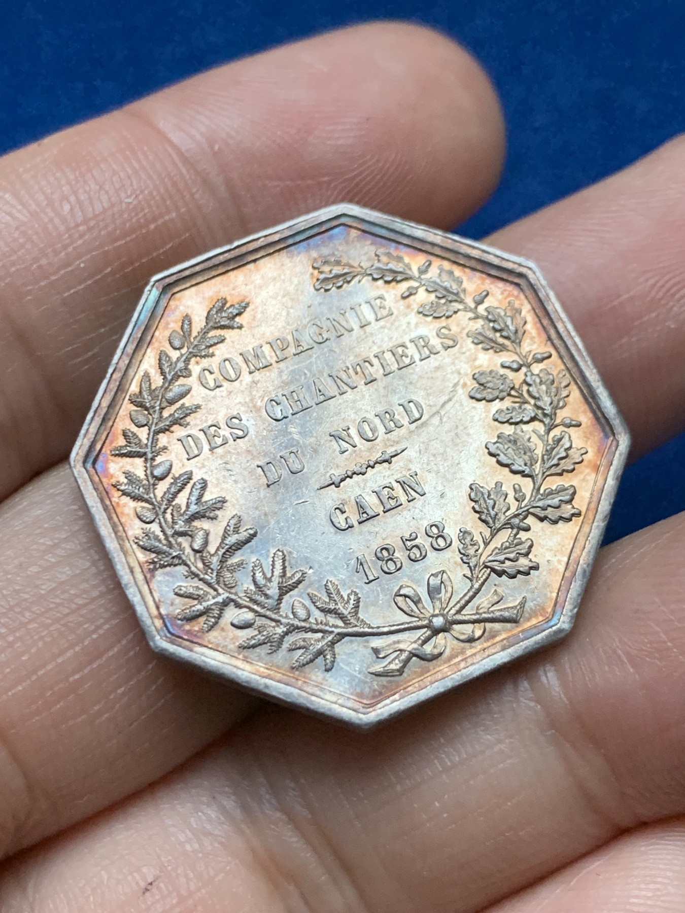 《竞宝斋》第262场-周日，周一，周二 3场连拍 (全场包邮) 法国诺曼底卡昂北部商船公司八角银质代币，14.49g，30.8mm，手指边铭，首见品种