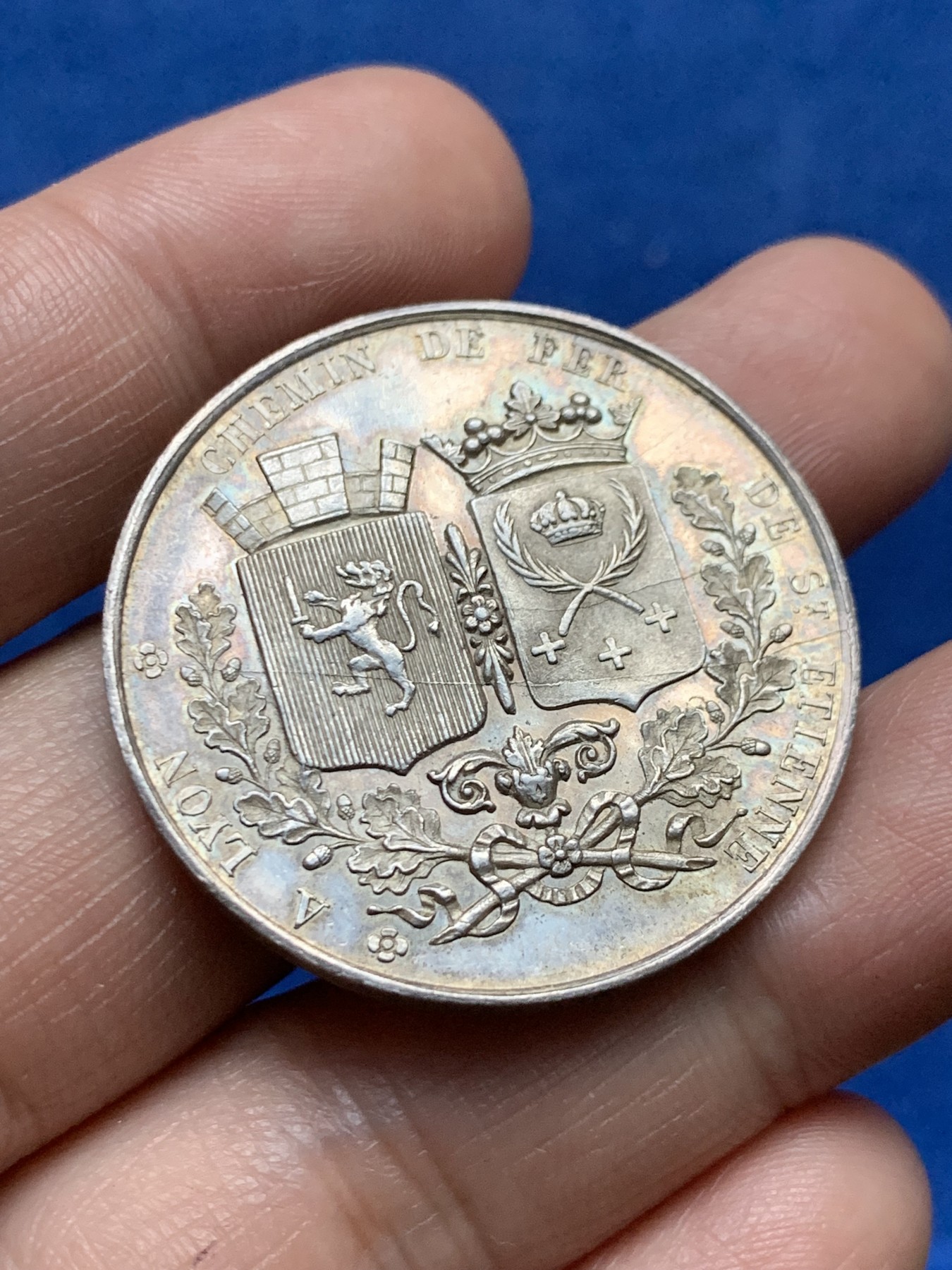 《竞宝斋》第262场-周日，周一，周二 3场连拍 (全场包邮) 法国银质代币，纪念1826年从圣艾蒂安到里昂的铁路，卢瓦尔河与罗纳河河神的上方是商业之神墨丘利，似乎是印证“要致富先修路”，19.80g，36.4mm，油灯边铭