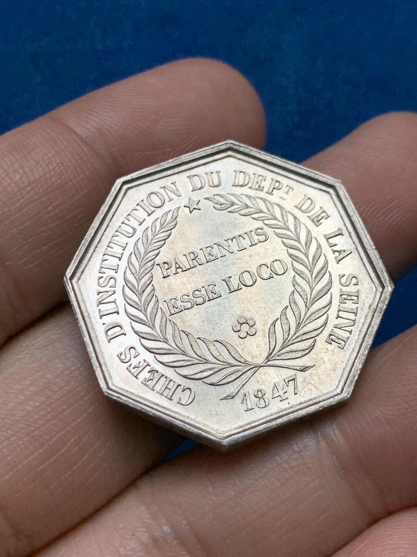 《竞宝斋》第262场-周日，周一，周二 3场连拍 (全场包邮) 法国1860-1879八角银质代币，塞纳省教育机构，查理大帝 蜜蜂边铭 重量15.45克，直径31毫米