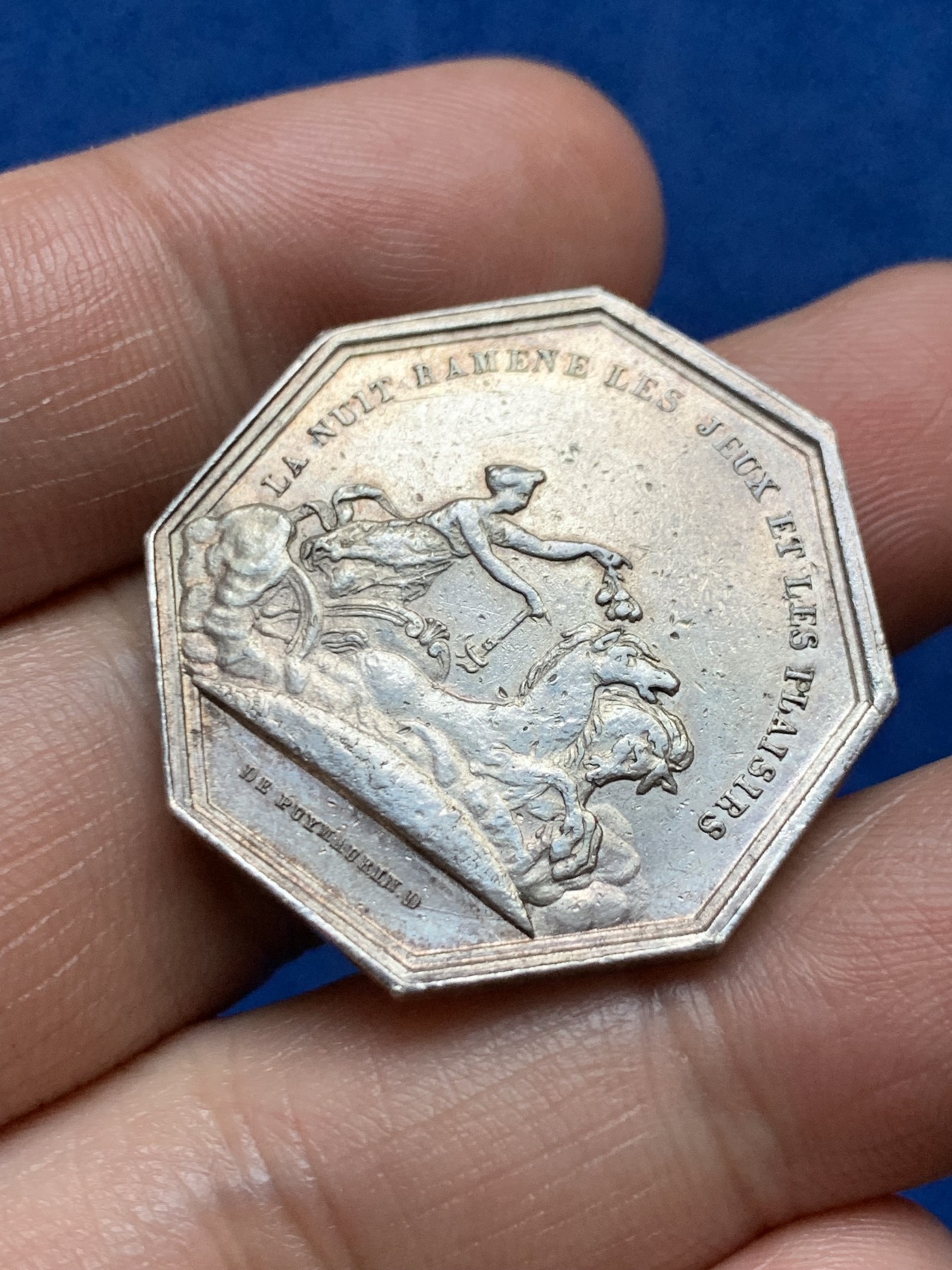 《竞宝斋》第262场-周日，周一，周二 3场连拍 (全场包邮) 法国赌场游戏八角银质代币，铭文：夜晚带来游戏和欢乐，12.55g，30.3mm，早期无边铭