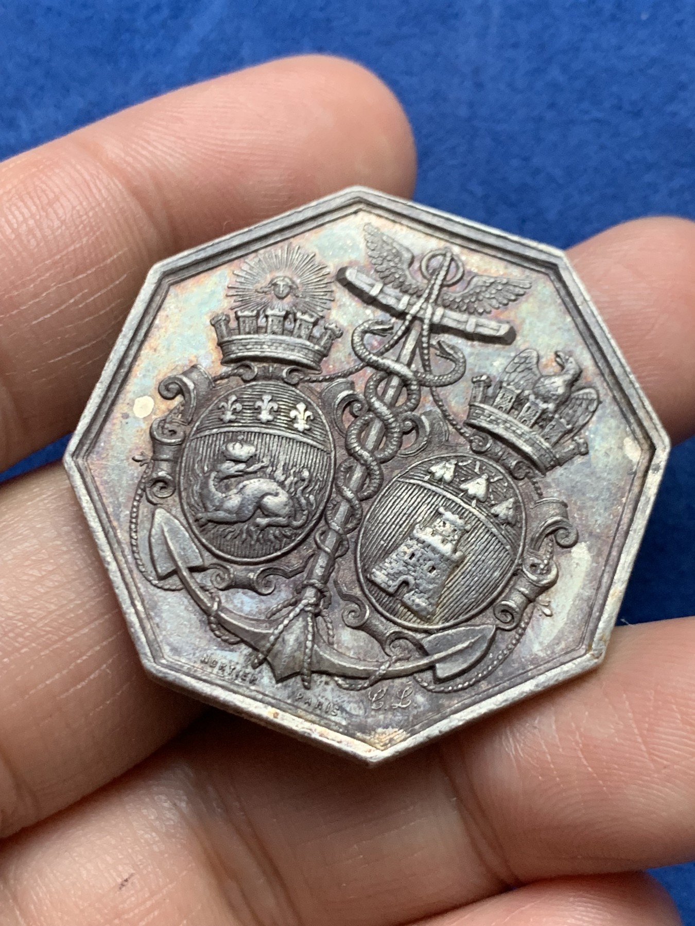 《竞宝斋》第262场-周日，周一，周二 3场连拍 (全场包邮) 法国八角银章，勒阿弗尔、卡昂、翁弗勒尔和诺曼底港口之间的轮船公司，由多个城市徽章组成，侧边后刻1882，25.27g，38.3mm，1860-1879蜜蜂边铭