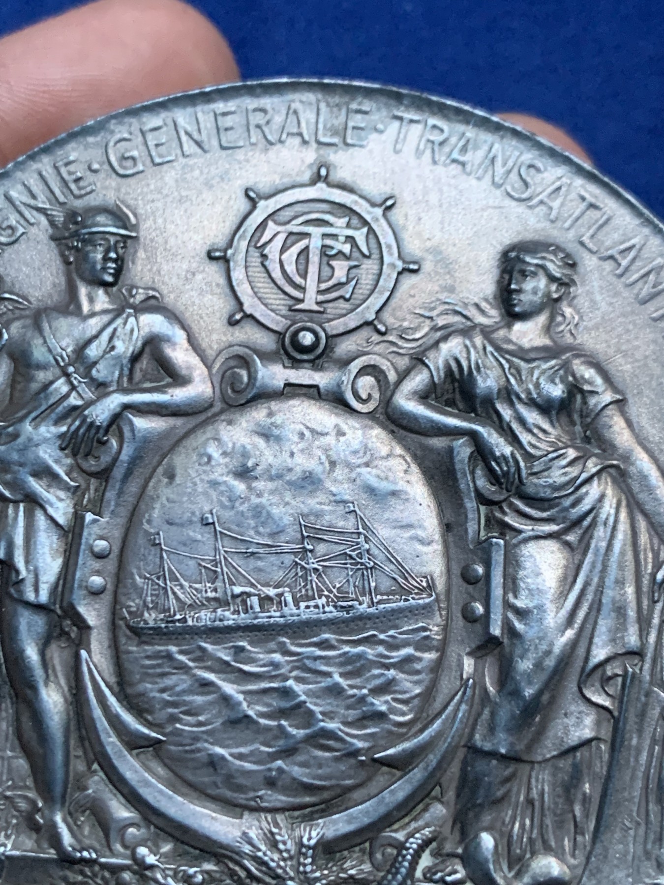 《竞宝斋》第262场-周日，周一，周二 3场连拍 (全场包邮) 法国跨大西洋运输公司银章，航海和商业之神围绕着椭圆的船，女神后面是连接大西洋彼岸的纽约自由女神，165.35g，68mm，边铭：密涅瓦厂标+ARGENT，含银95%