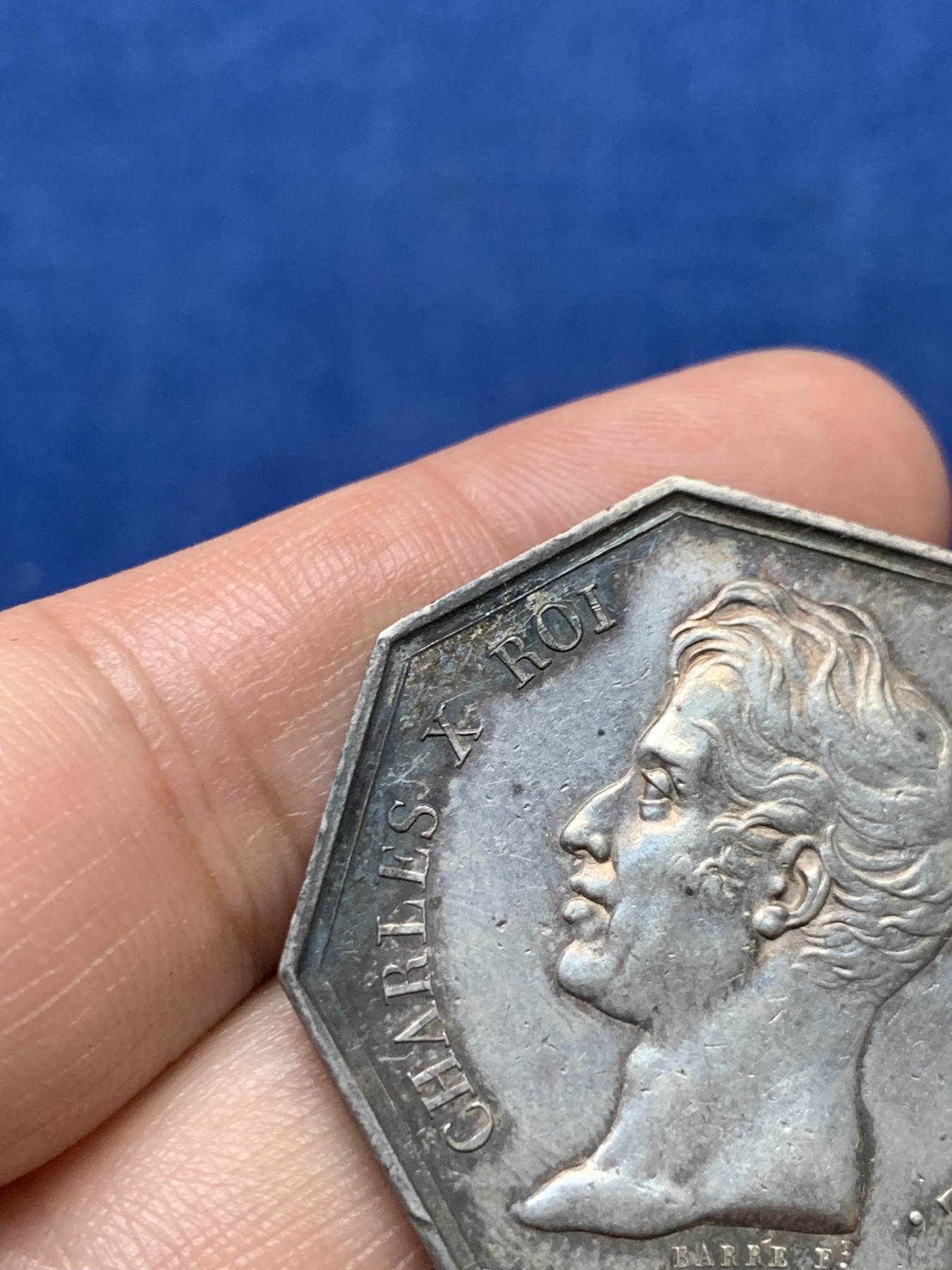 《竞宝斋》第262场-周日，周一，周二 3场连拍 (全场包邮) 法国1826年海外省份瓜德鲁普银行八角银章，17.95g，35.6mm，早期无边铭