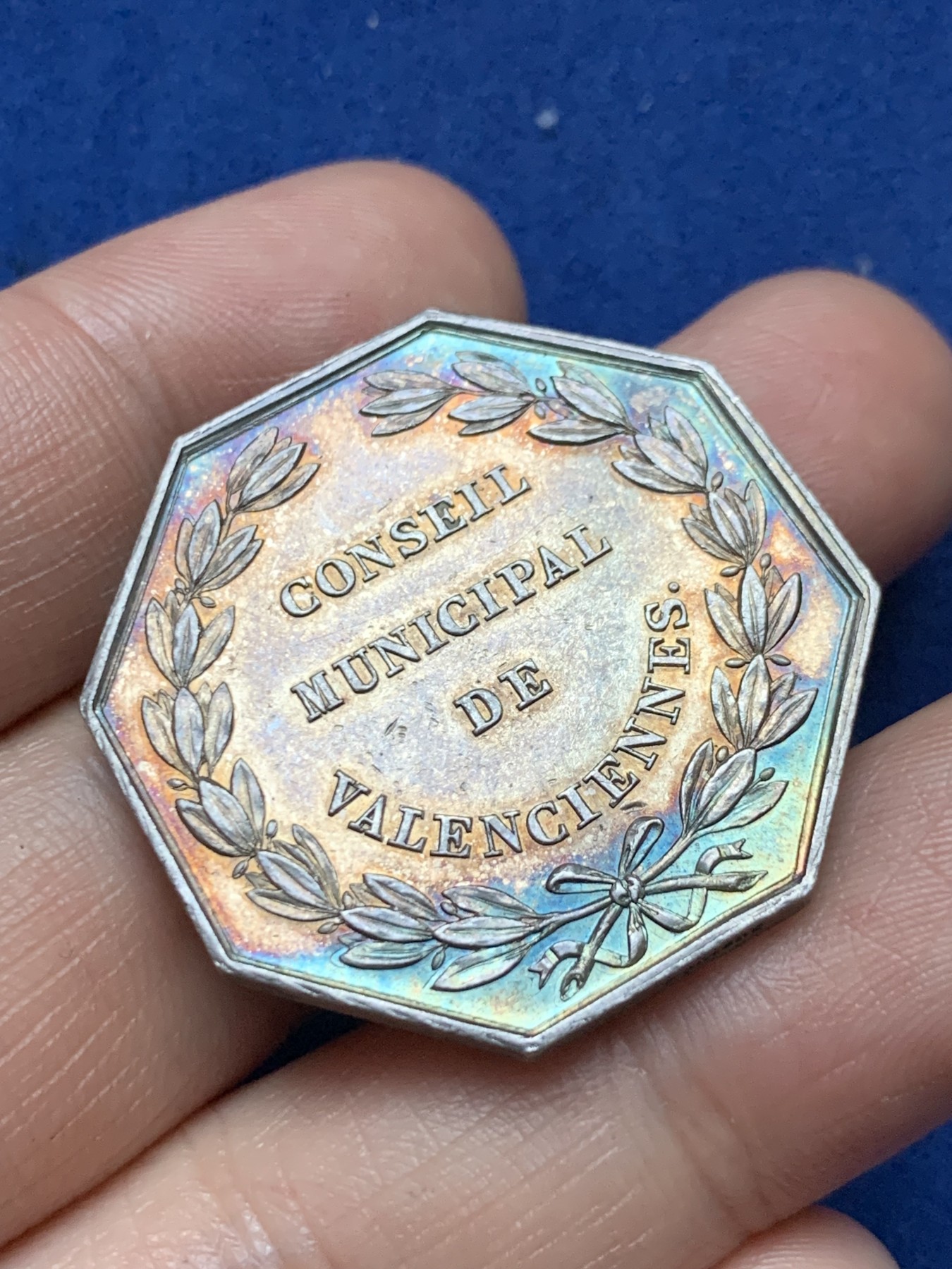 《竞宝斋》第262场-周日，周一，周二 3场连拍 (全场包邮) 法国瓦伦谢纳市政管理八角银质代币，16.28g，33.7mm，1860-1879年蜜蜂边铭