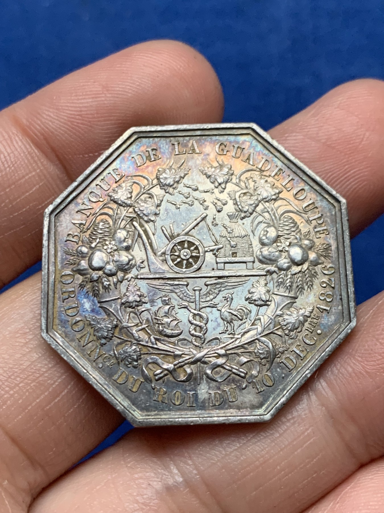 《竞宝斋》第262场-周日，周一，周二 3场连拍 (全场包邮) 法国1826年海外省份瓜德鲁普银行八角银章，17.95g，35.6mm，早期无边铭