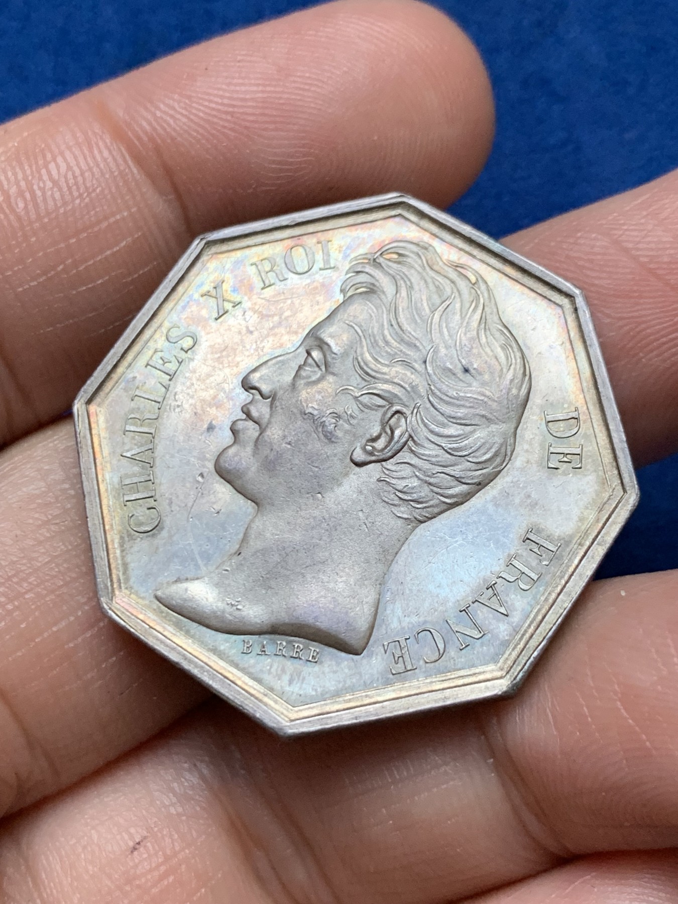 《竞宝斋》第262场-周日，周一，周二 3场连拍 (全场包邮) 法国1826年巴黎初审法院法律和律师协会八角银质代币，15.8g，33.2mm，早期无边铭