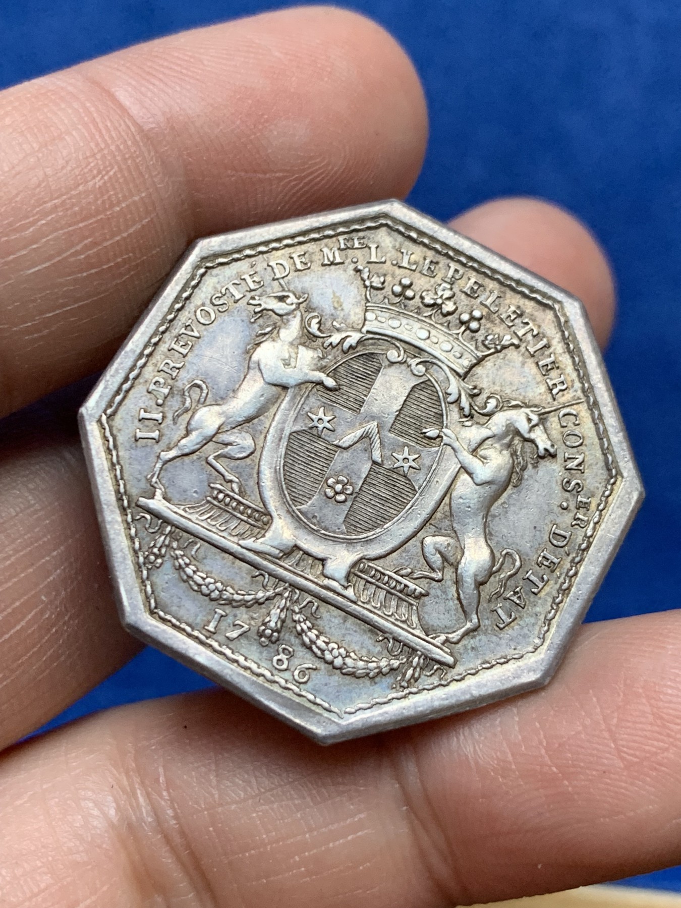 《竞宝斋》第262场-周日，周一，周二 3场连拍 (全场包邮) 法国1786年巴黎市政厅八角银质代币，代币吉祥寓意的独角兽，14.71g，33.8mm，早期无边铭