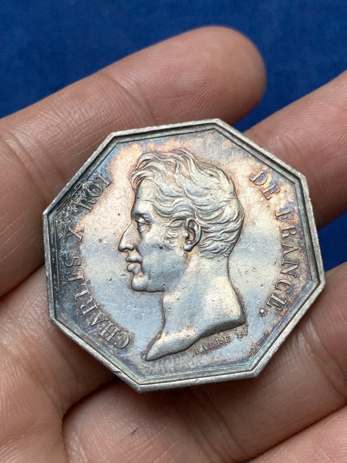 《竞宝斋》第262场-周日，周一，周二 3场连拍 (全场包邮) 法国1826年海外省份瓜德鲁普银行八角银章，17.95g，35.6mm，早期无边铭