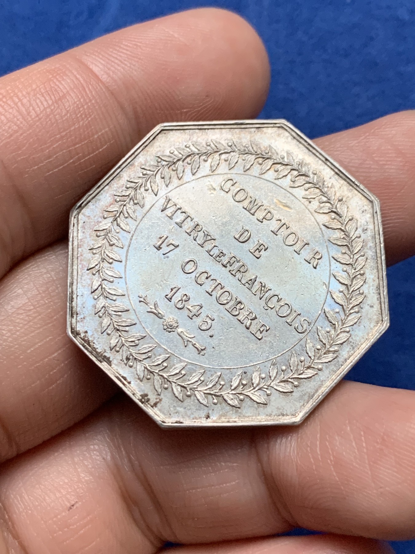 《竞宝斋》第262场-周日，周一，周二 3场连拍 (全场包邮) 法国保险信用联盟八角银质代币，女性形象的墨丘利，高浮雕，18.09g，34.5mm，手指边铭