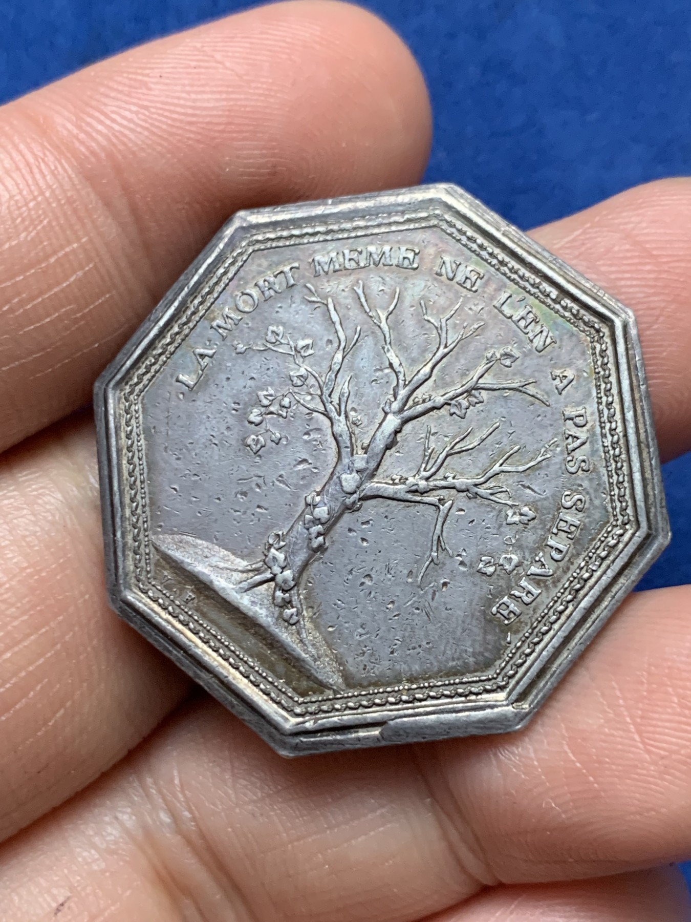 《竞宝斋》第262场-周日，周一，周二 3场连拍 (全场包邮) 法国鲁昂诺曼底关于友谊的八角银章，铭文：即使死亡也没有使他们分离，15.54g，33mm，早期无边铭