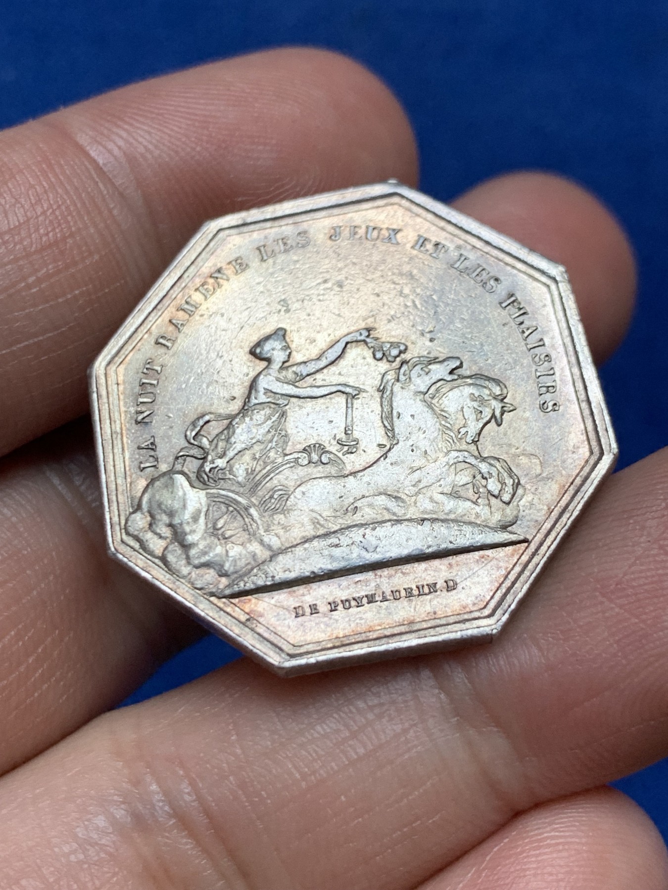 《竞宝斋》第262场-周日，周一，周二 3场连拍 (全场包邮) 法国赌场游戏八角银质代币，铭文：夜晚带来游戏和欢乐，12.55g，30.3mm，早期无边铭