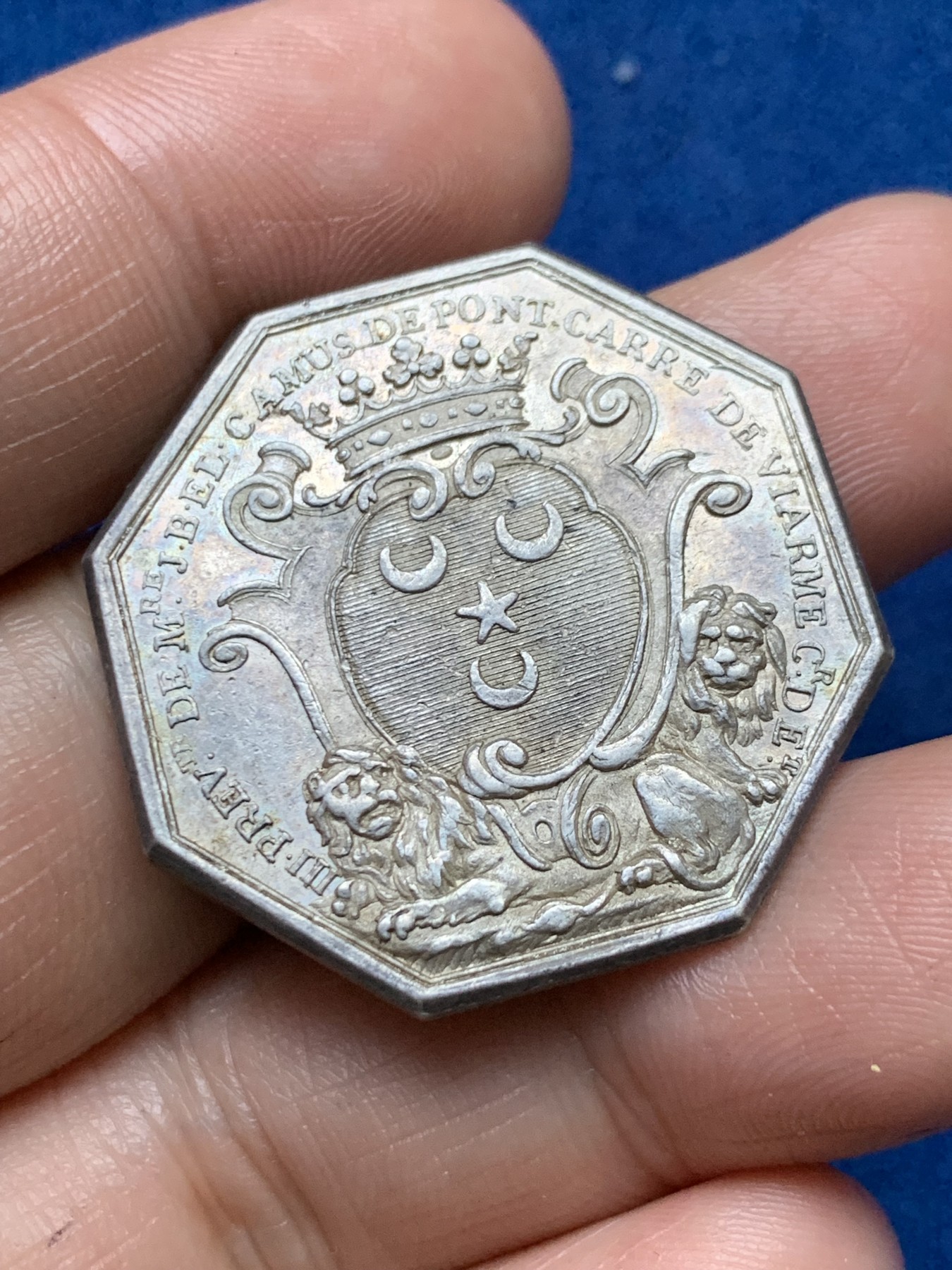 《竞宝斋》第262场-周日，周一，周二 3场连拍 (全场包邮) 法国1763年八角代用银币，带有巴黎教务长庞卡雷的纹章，背后建筑罗浮宫和巴黎圣母院，13.45g，32.2mm，早期无边铭