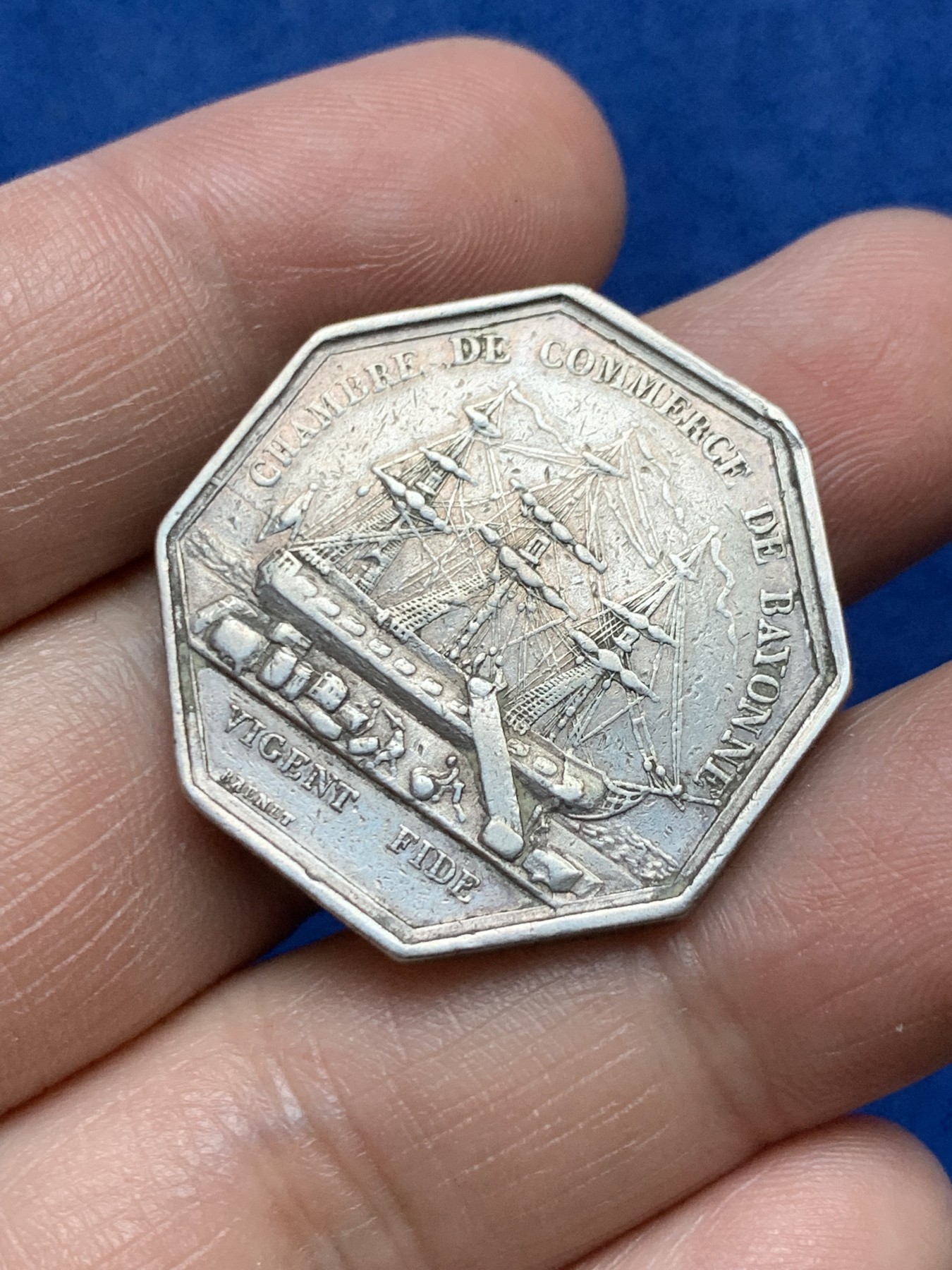 《竞宝斋》第262场-周日，周一，周二 3场连拍 (全场包邮) 法国八角银质代币，巴约讷商会，11.98g，30.3mm，1832年以前无边铭