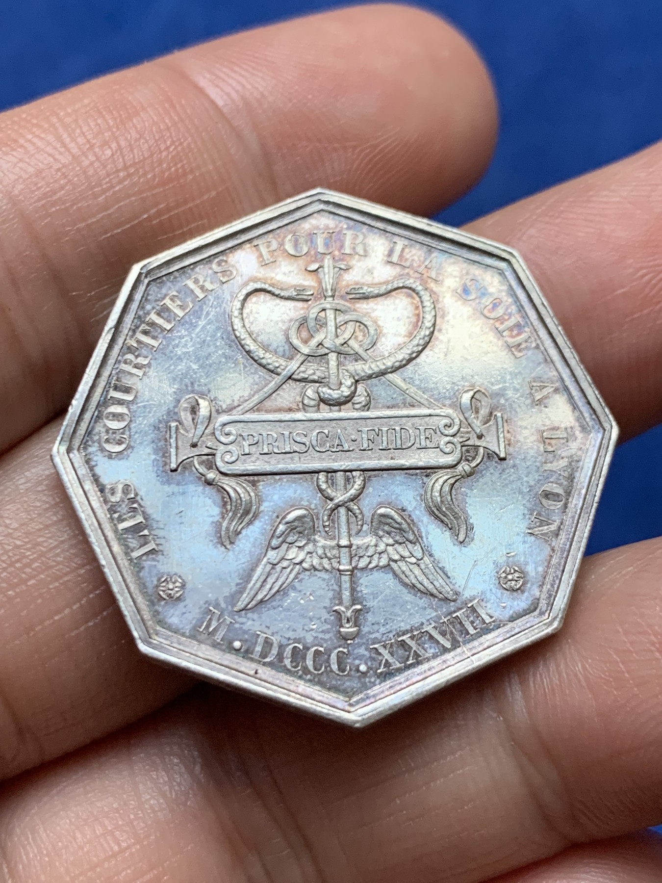 《竞宝斋》第262场-周日，周一，周二 3场连拍 (全场包邮) 法国里昂丝绸经纪人银质八角代币，边道犀利，15.83g，31.7mm，手指边铭