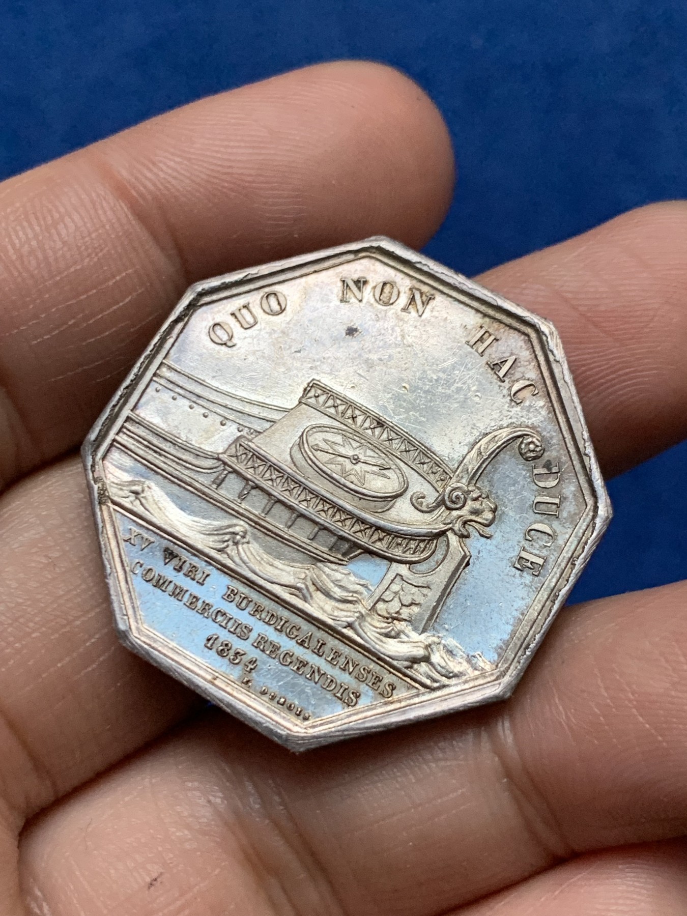 《竞宝斋》第262场-周日，周一，周二 3场连拍 (全场包邮) 法国波尔多商会八角银章，19.76g，33.6mm，船锚+C边铭（1841-1842）