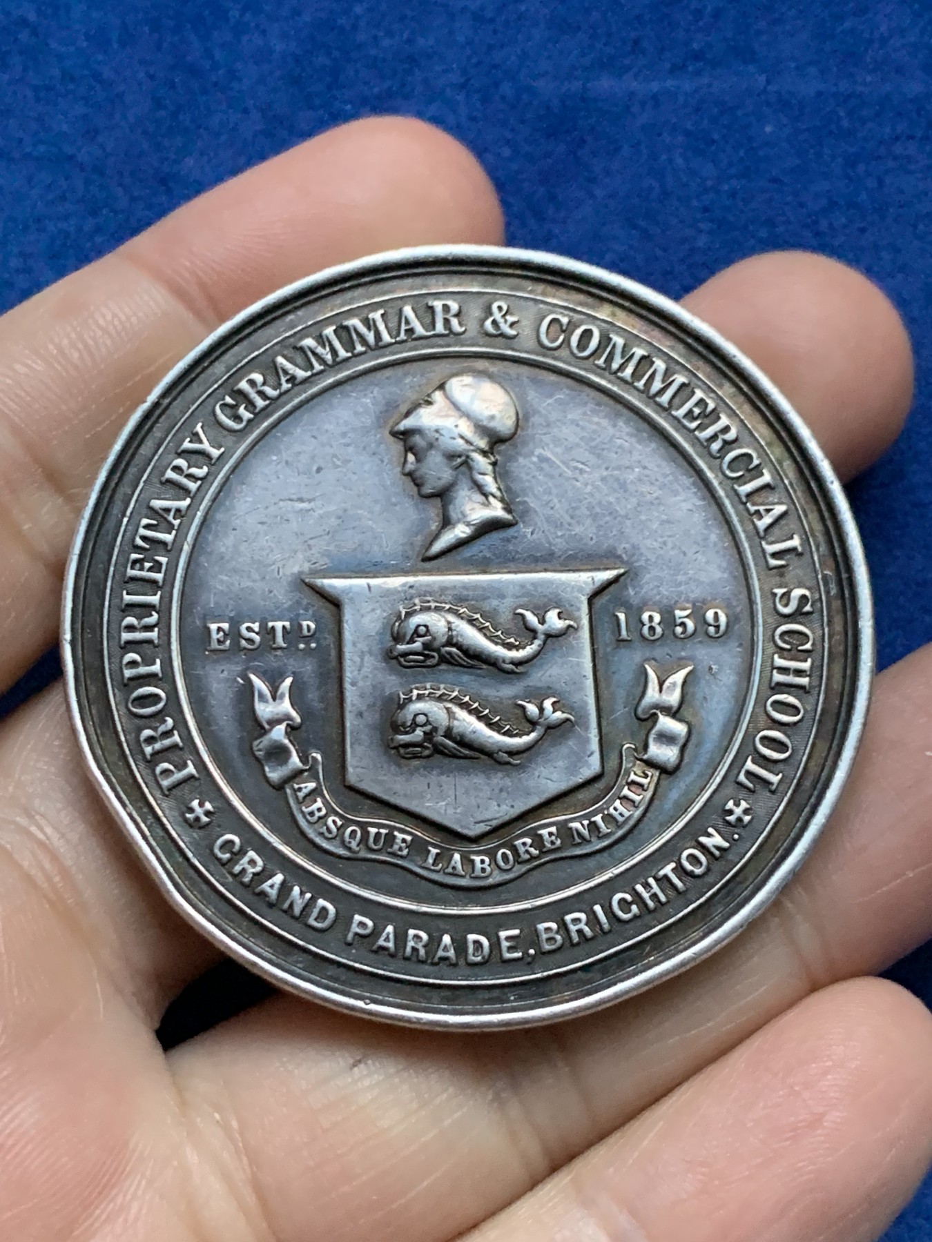 《竞宝斋》第262场-周日，周一，周二 3场连拍 (全场包邮) 英国1869年布莱顿专有语法和商业学校银质奖章，58.93g，51.2mm，磕碰
