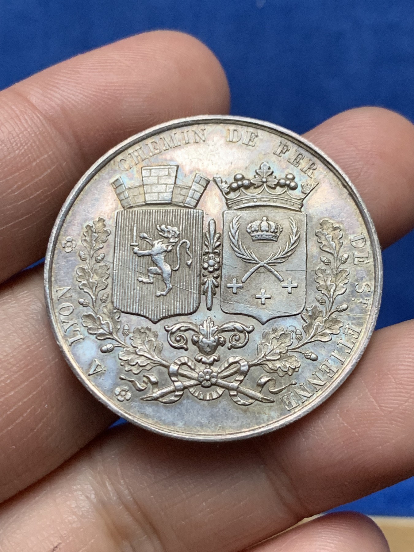 《竞宝斋》第262场-周日，周一，周二 3场连拍 (全场包邮) 法国银质代币，纪念1826年从圣艾蒂安到里昂的铁路，卢瓦尔河与罗纳河河神的上方是商业之神墨丘利，似乎是印证“要致富先修路”，19.80g，36.4mm，油灯边铭