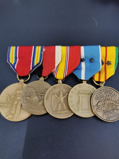 老王徽章第三十六期 - 美国海军二战韩战越战老兵联排奖章   带海军版二战占领军服役、韩战服役（三颗嘉奖铜星勋饰）、越战服役（一颗嘉奖铜星勋饰、一枚海岸警备队勋饰）  海军转到海岸警备队   早期版本