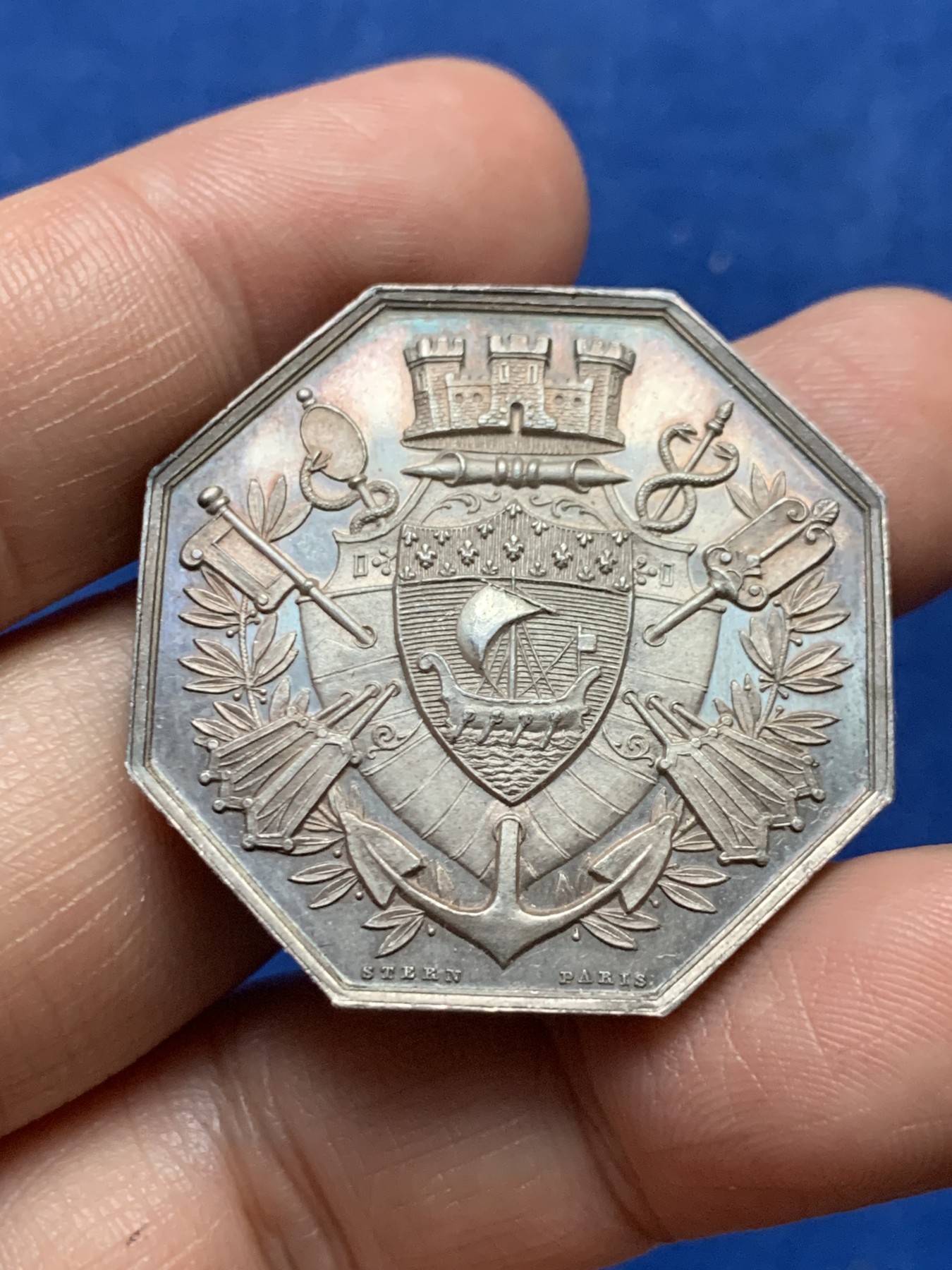 《竞宝斋》第262场-周日，周一，周二 3场连拍 (全场包邮) 法国巴黎贴现银行八角银质代币，厚重，状态极好，23.95g，35.8mm，丰饶角边铭