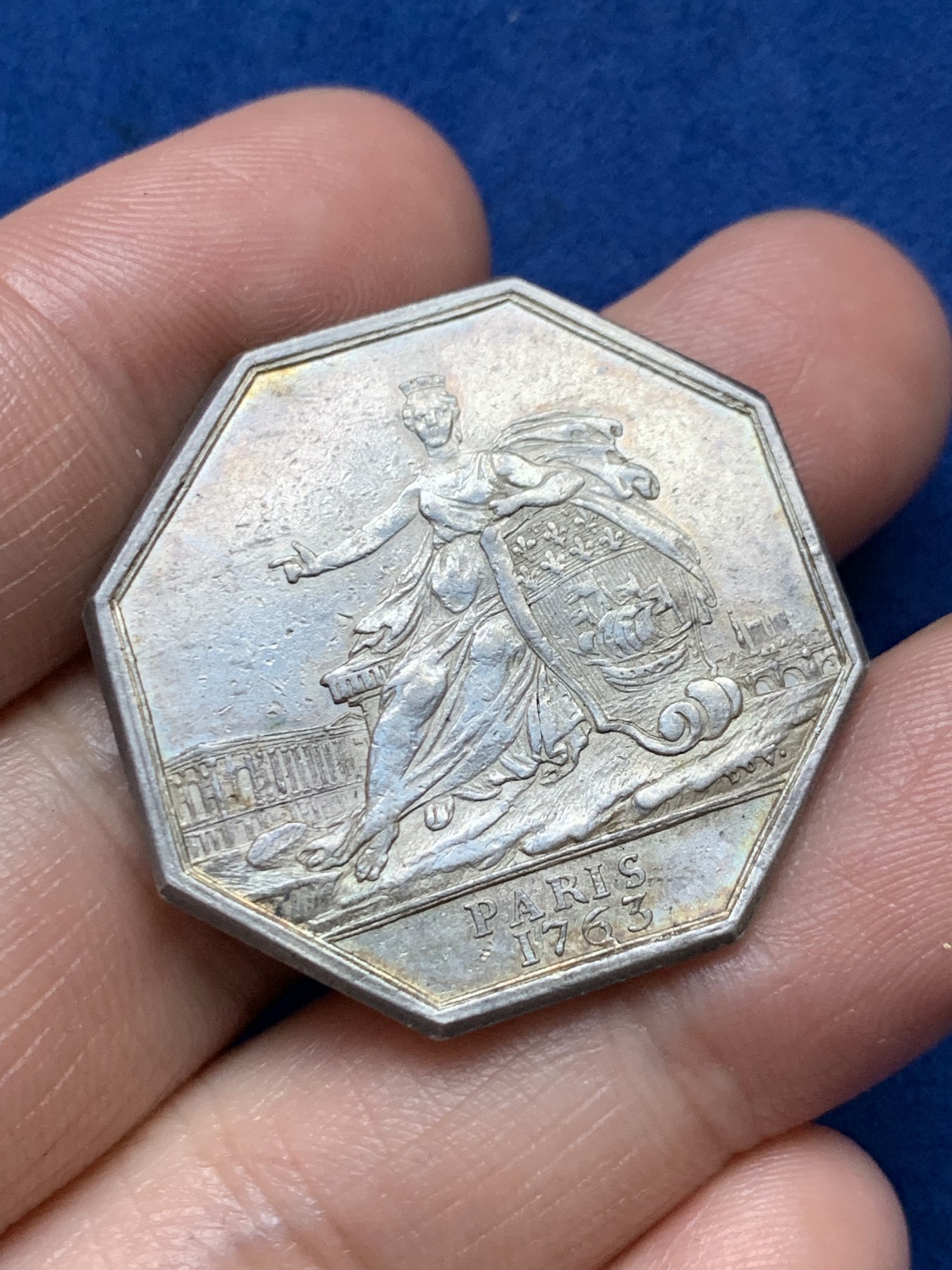 《竞宝斋》第262场-周日，周一，周二 3场连拍 (全场包邮) 法国1763年八角代用银币，带有巴黎教务长庞卡雷的纹章，背后建筑罗浮宫和巴黎圣母院，13.45g，32.2mm，早期无边铭